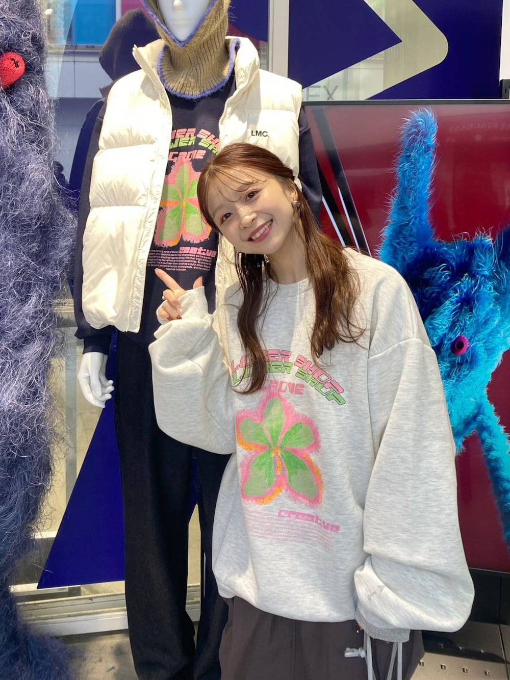 グレー系のスウェット、ブラウン系のスカートを着用したレディースの冬コーディネートの1枚目の写真