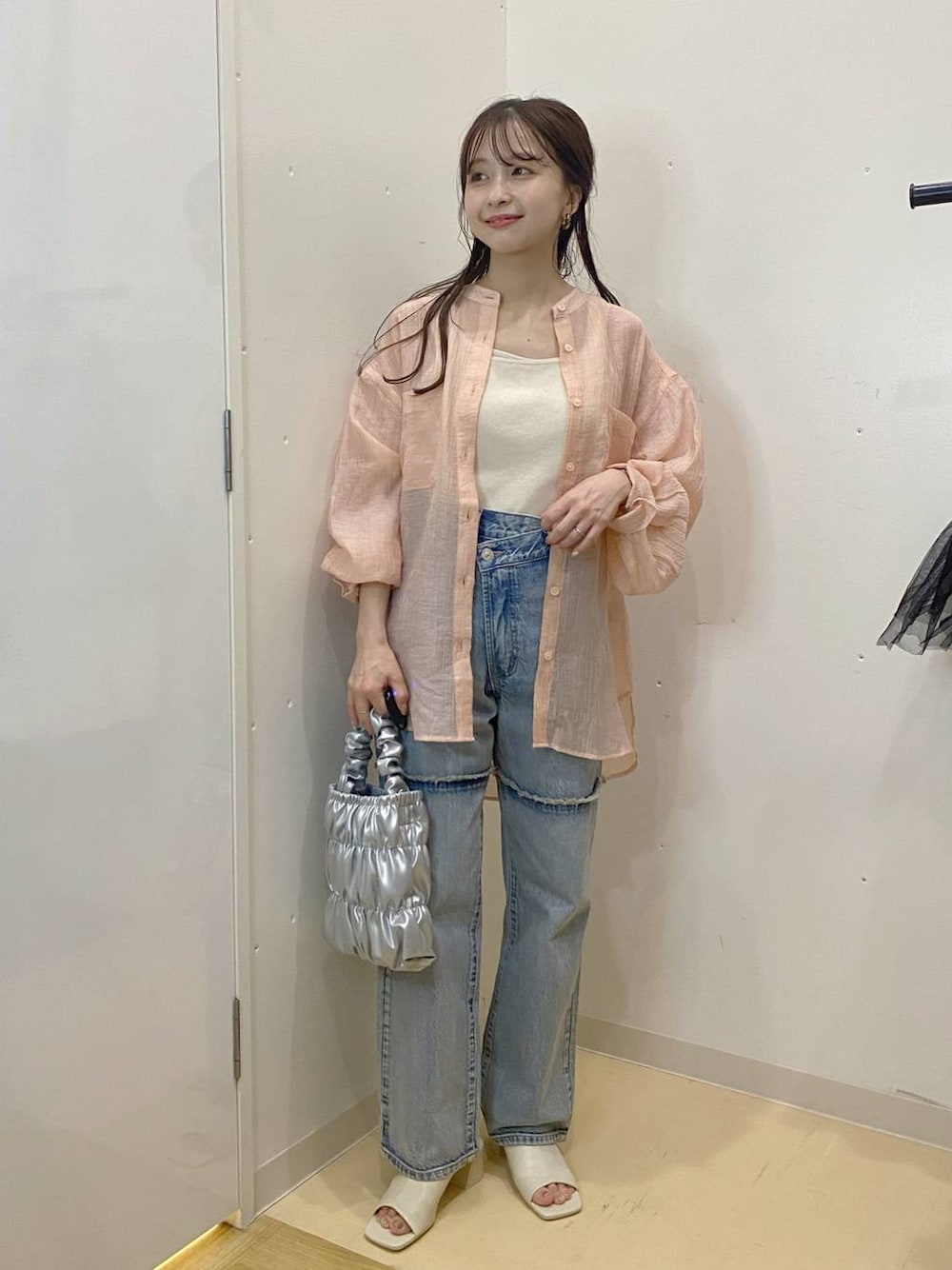 「ローリーズスタイル_LOWRYS FARM、低身長、大人女子カジュアル_LOWRYS FARM、デートコーデ、カジュアル、ラフ、デニムパンツ、ピンク、シャツ、夏コーデ、ドットエスティトレンド」｜「LOWRYS FARMのスタイルＵＰクロスカップキャミ　100757（Tシャツ/カットソー、ホワイト系）」を使った、rinangoさん（レディース・146cm）の夏コーディネートの1枚目の写真