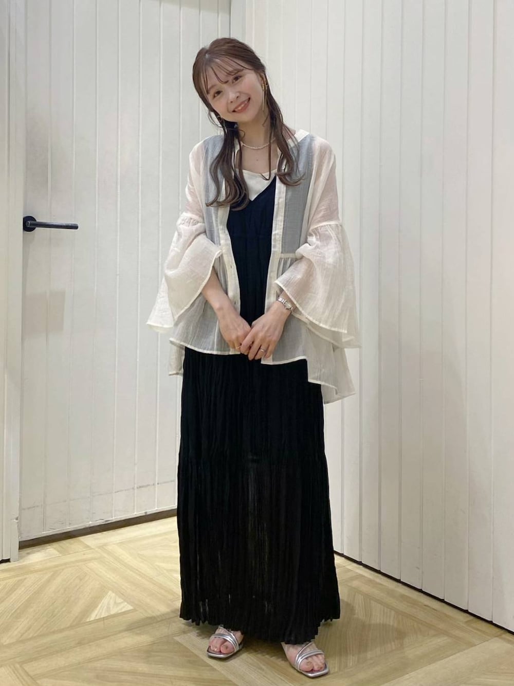 「ローリーズスタイル_LOWRYS FARM、低身長、ワンピース、ブラウス、夏コーデ、デートコーデ、サンダル、レイヤードスタイル、大人女子カジュアル_LOWRYS FARM、フェミニン」｜「LOWRYS FARMのスタイルＵＰクロスカップキャミ　100757（Tシャツ/カットソー、ホワイト系）」を使った、rinangoさん（レディース・146cm）の春コーディネートの1枚目の写真