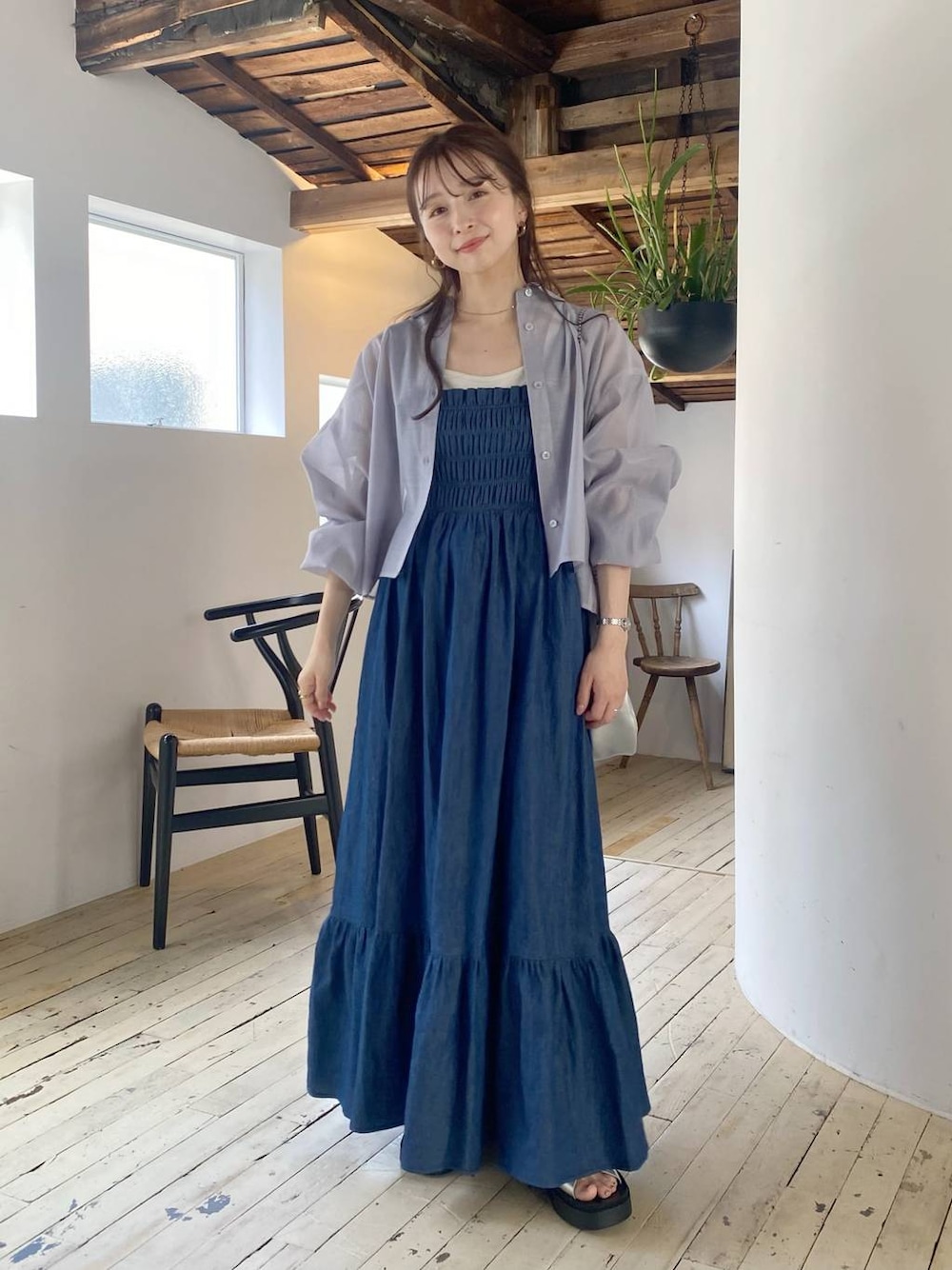 ホワイト系のTシャツ/カットソー、シルバー系のサンダル、シルバー系のショルダーバッグを着用したレディースの春コーディネートの1枚目の写真