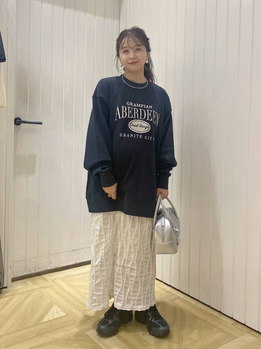 ブラック系のその他シューズ、シルバー系のボストンバッグ、グレー系のスウェットを着用したレディースの秋コーディネートの1枚目の写真