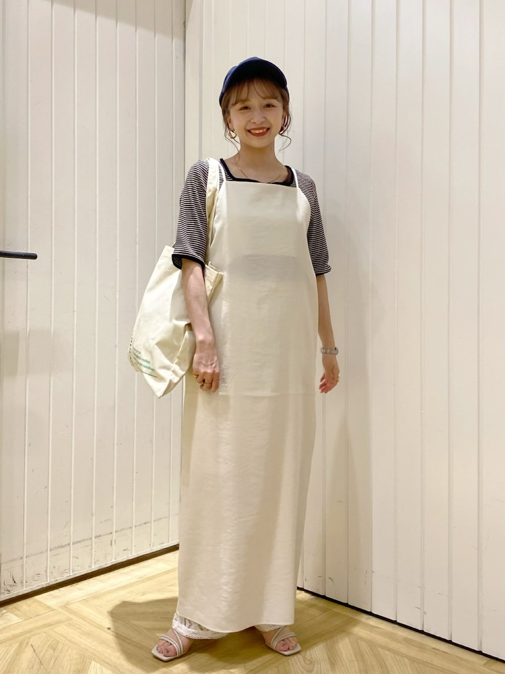 ブラック系のTシャツ/カットソー、ホワイト系のワンピース、ホワイト系のトートバッグを着用したレディースの夏コーディネートの1枚目の写真