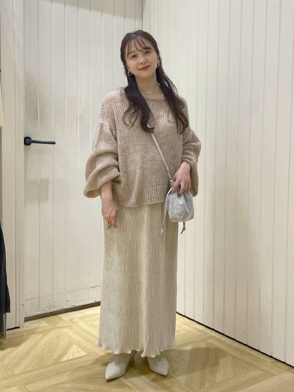 「デートコーデ、ニット、ローリーズスタイル_LOWRYS FARM、低身長、大人女子カジュアル_LOWRYS FARM、フェミニン、ワントーン、ロングスカート、ブーツ、ドットエスティ秋コーデ、ドットエスティフェス、ドットエスティトレンド」｜「LOWRYS FARMのシャイニーベロアタイトＳＫ 136552（スカート、ホワイト系）」を使った、rinangoさん（レディース・146cm）の秋コーディネートの1枚目の写真
