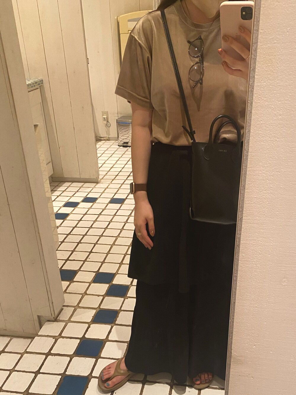 「夏コーデ、シンプルコーデ、大人女子、お出かけコーデ、ラフ、夏服、oofos、サングラス、Steven Alan」｜「Steven Alanの＜Steven Alan＞VELOR TEE SHIRT/Tシャツ（Tシャツ/カットソー、ブラウン系）」を使った、ﾏさん（レディース・153cm）の夏コーディネートの1枚目の写真