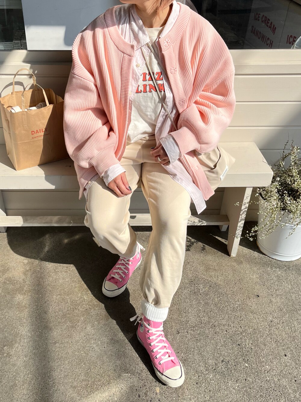 「夏だ！Tシャツ着よう！、シャツ、レイヤードスタイル、ワントーンコーデ、ピンク、ピンクコーデ、カーディガン、スウェットパンツ、オトナカワイイ、ロゴT、シャツスタイル、巾着バッグ、コンバース、おしゃれさんと繋がりたい、カラーコーデ」｜「UNIQLOのアイテム（パンツ、ホワイト系）」を使った、minさん（レディース・158cm）の春コーディネートの1枚目の写真