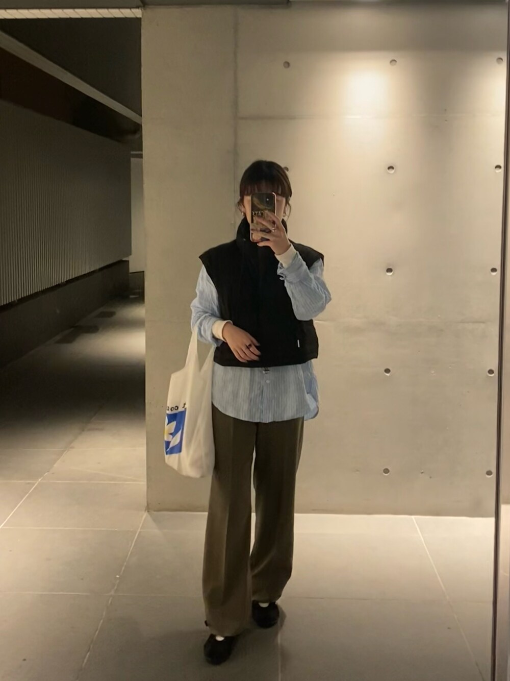 「シャツスタイル、リネンシャツ、リネン、春のNewスタイル、ベスト、スラックス、エコバッグ、無印良品、H&M、TODAYFUL、foundrymews」｜「TODAYFULのキルティングコンパクトベスト（その他アウター、ブラック系）」を使った、yukihoさん（レディース・151cm）の春コーディネートの1枚目の写真
