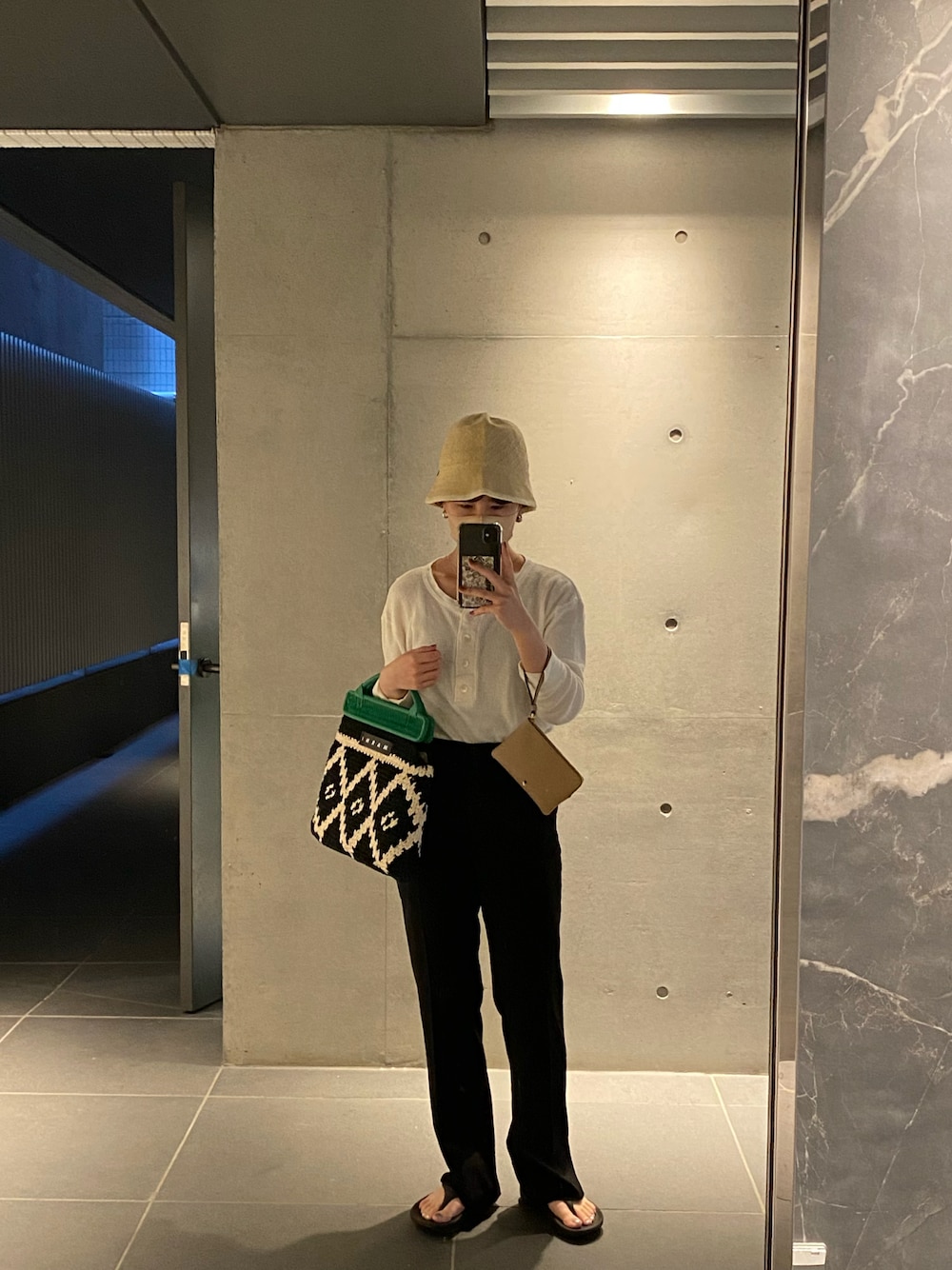 「シンプル、スラックス、MARNI、カットソー、サンダル、Steven Alan、H&M」｜「Steven Alanのアイテム（Tシャツ/カットソー、ホワイト系）」を使った、yukihoさん（レディース・151cm）の秋コーディネートの1枚目の写真
