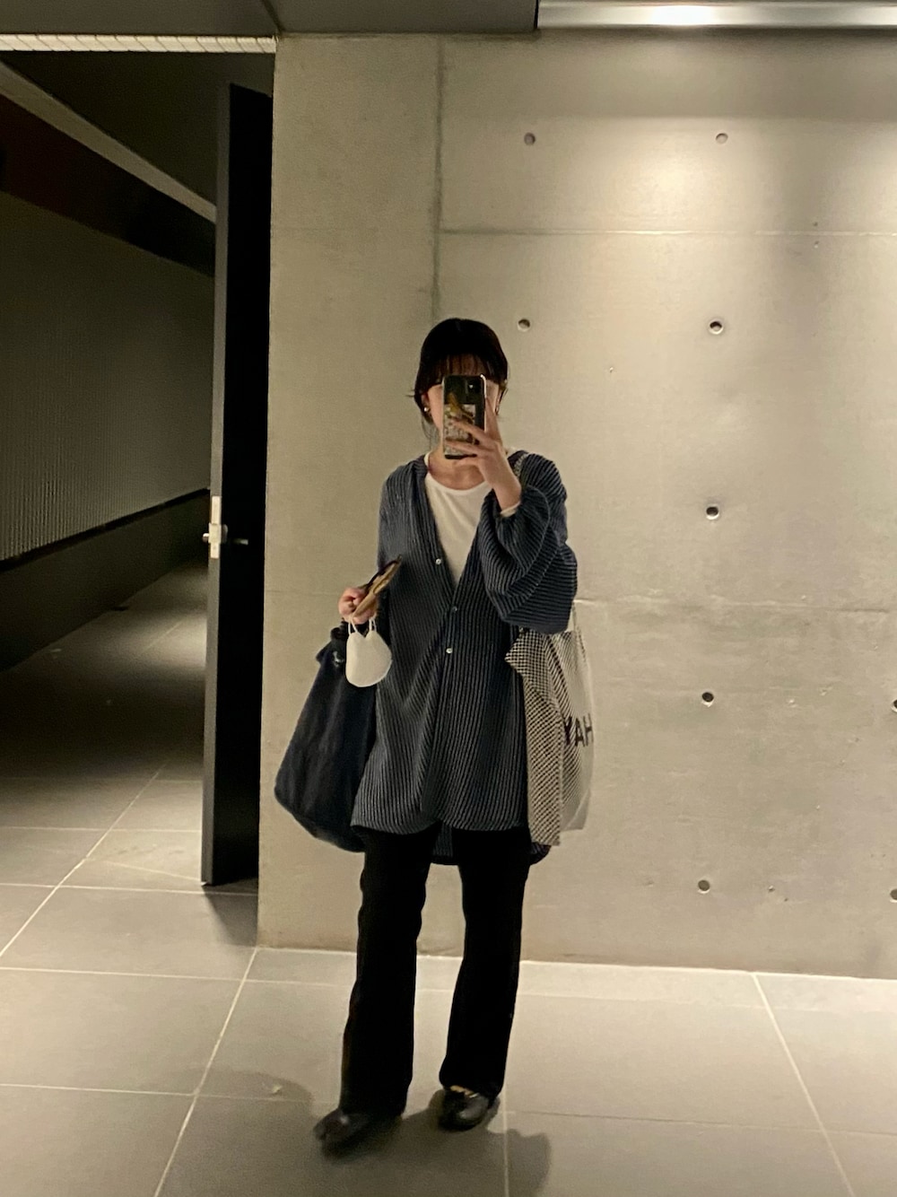 「カーディガン、スラックス、タビシューズ、トートバッグ、ZARA、wacco wacco、H&M、ストライプ」｜「WACCOWACCOの＜WACCOWACCO REVISION（ワッコワッコ リヴィジョン）＞ バケット トート 25L（トートバッグ、ブルー系）」を使った、yukihoさん（レディース・151cm）の春コーディネートの1枚目の写真