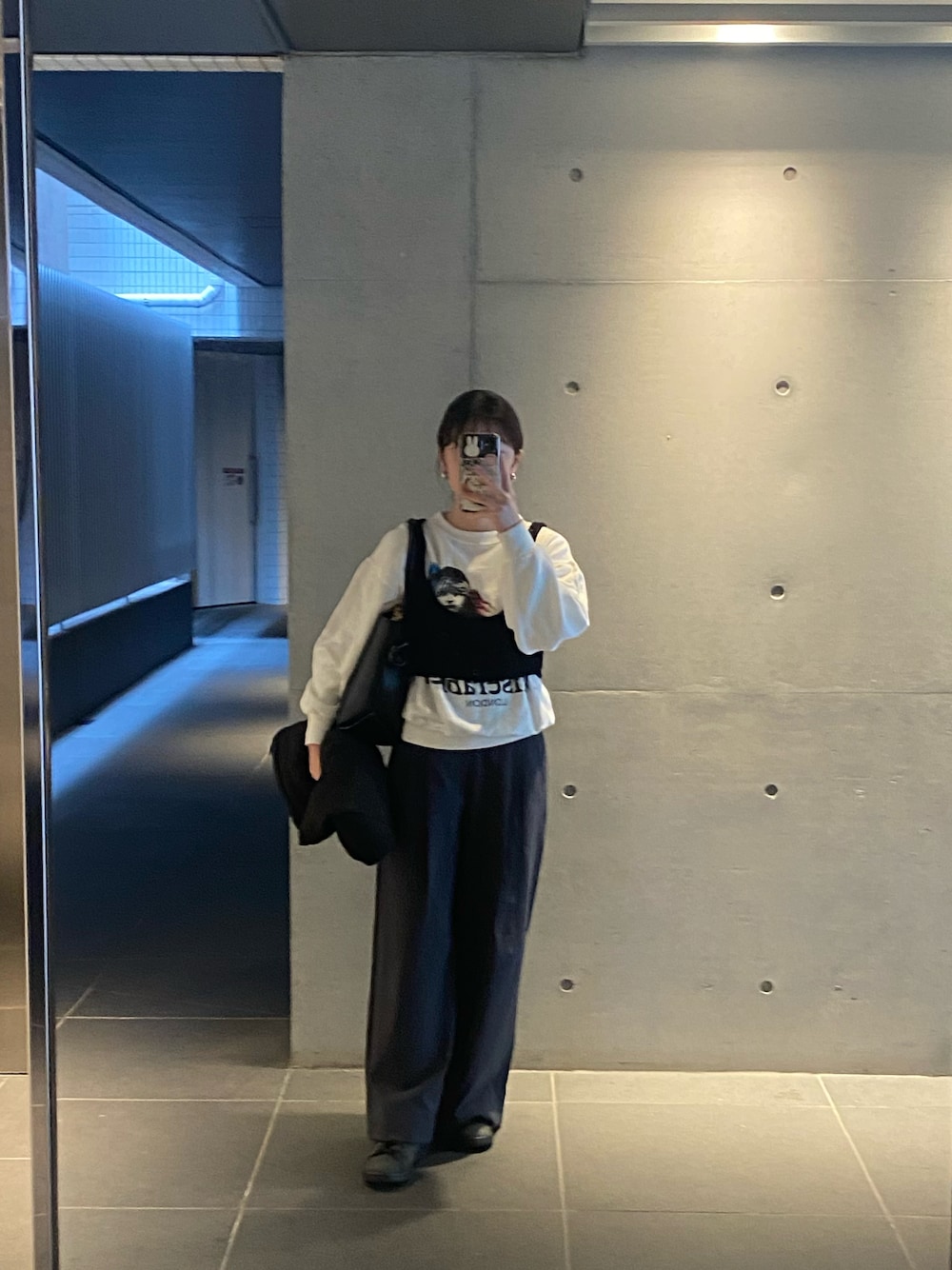 「古着MIX、スウェット、レミゼラブル、ブラトップ、ニット、ロク、スラックス、ユニクロ、UNIQLO、スニーカー、アディダス、ハンドバッグ、VASIC、ベスト、TODAYFUL」｜「6の＜6(ROKU)＞ウールコットン ニット ブラトップ（ニット/セーター、ブラック系）」を使った、yukihoさん（レディース・151cm）の春コーディネートの1枚目の写真