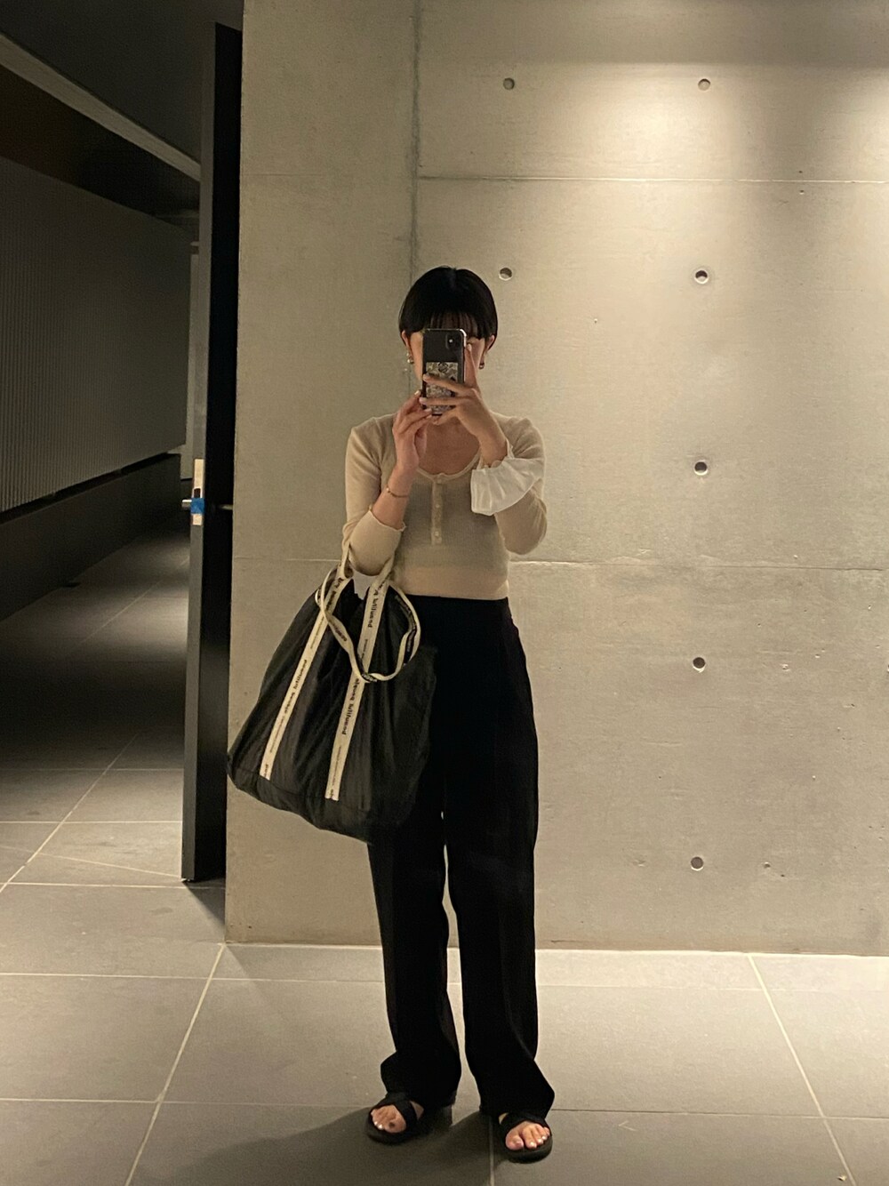 「休日スタイル、シンプル、ISABEL MARANT ETOILE、beautiful people、トートバッグ、スラックス、カットソー、サンダル」｜「MARANT ETOILEのアイテム（Tシャツ/カットソー、ベージュ系）」を使った、yukihoさん（レディース・151cm）の秋コーディネートの1枚目の写真