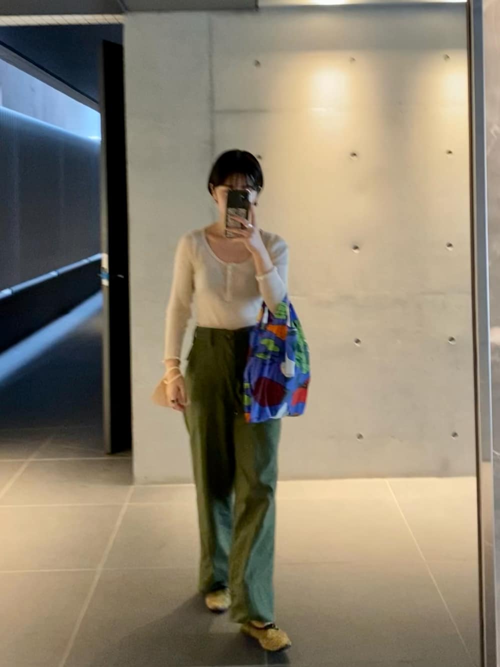 「シンプル、repetto、BAGGU、ISABEL MARANT ETOILE、古着、カットソー、パンツスタイル、カーゴパンツ、バレエシューズ、エコバッグ」｜「BAGGUのBABY BAGGU 434.ファーマーズマーケット（エコバッグ/サブバッグ、ブルー系）」を使った、yukihoさん（レディース・151cm）の秋コーディネートの1枚目の写真