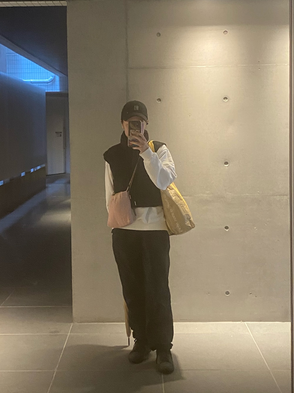 「ベスト、スウェット、スニーカー、ナイロンパンツ、キャップ、黒、GAP、TODAYFUL、BEAUTY&YOUTH UNITED ARROWS、白スウェット」｜「GAPのFREE&FLOW ナイロン ハイライズ プルオン ジョガーパンツ（その他パンツ、ブラック系）」を使った、yukihoさん（レディース・151cm）の秋コーディネートの1枚目の写真