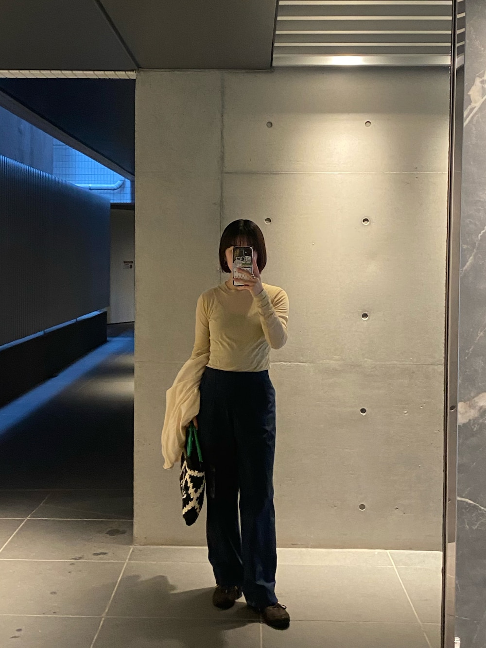 「AURALEE、lululemon、MARNI、CLANE、カットソー、パンツスタイル、ジャケット、スニーカー」｜「Lululemon Athleticaのアイテム（パンツ、ブルー系）」を使った、yukihoさん（レディース・151cm）の秋コーディネートの1枚目の写真