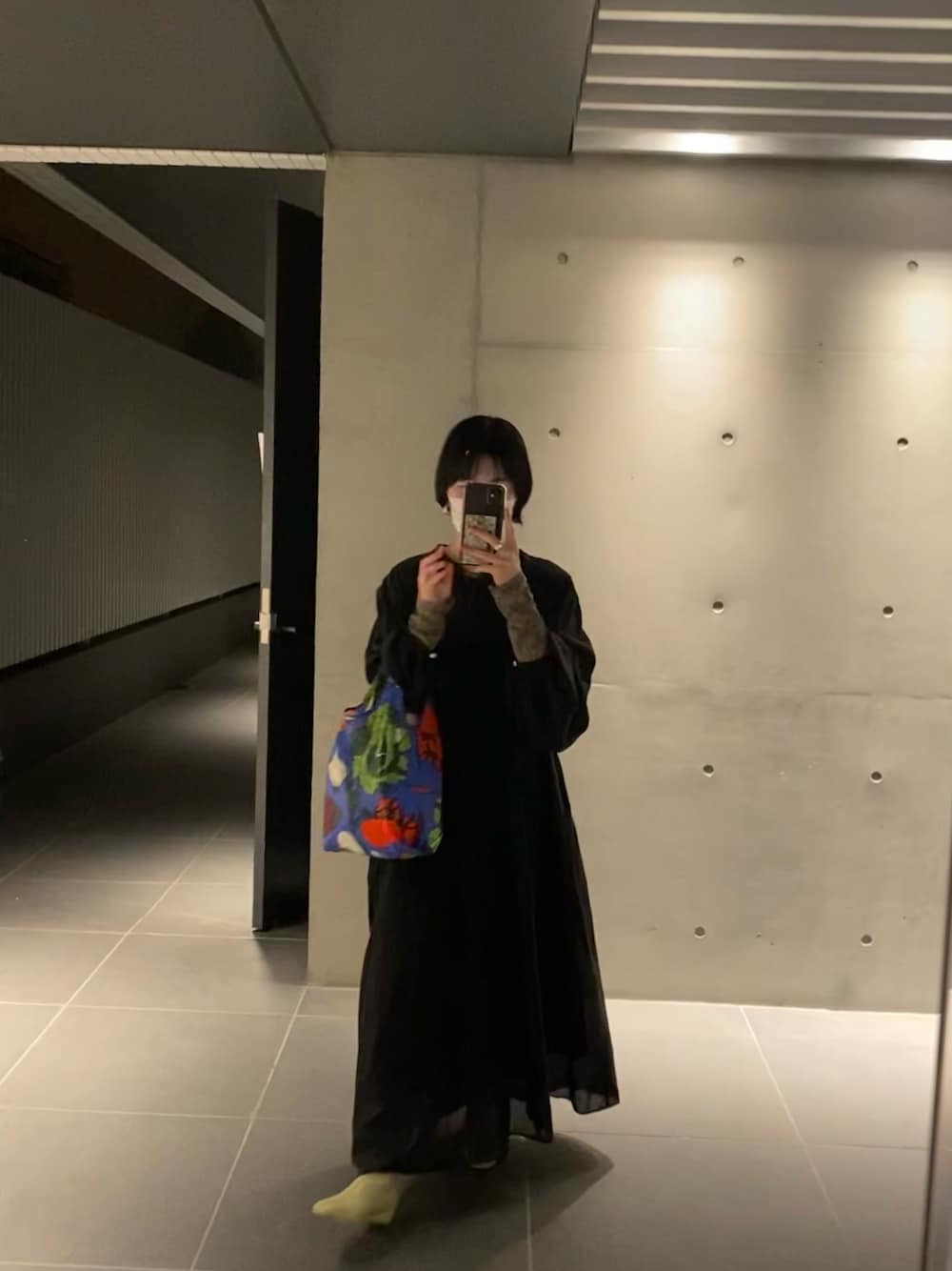 「journal standard、BAGGU、KBF、ワンピース、ブーツ、エコバッグ、ショートヘア、秋、ブラック」｜「JOURNAL STANDARDの■■■インドコットンオリエンタルワンピース◆（ワンピース、ブラック系）」を使った、yukihoさん（レディース・151cm）の秋コーディネートの1枚目の写真