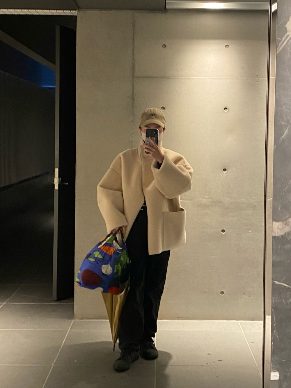 「TODAYFUL、GAP、converse、BAGGU、ナイロンパンツ、コート、エコバッグ、スニーカー、キャップ、ボアコート」｜「BAGGUのBABY BAGGU 434.ファーマーズマーケット（エコバッグ/サブバッグ、ブルー系）」を使った、yukihoさん（レディース・151cm）の秋コーディネートの1枚目の写真