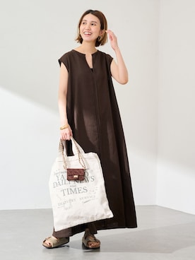 「FRAMeWORK（フレームワーク）のLINEN フレアワンピース（ワンピース、ブラウン系）」を使った、tomoさん（レディース・165cm）の春コーディネート