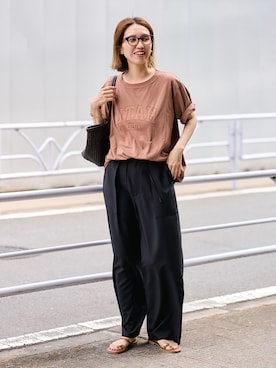 「FRAMeWORK（フレームワーク）のパッチポケットタックイージーパンツ（その他パンツ、ブラック系）」を使った、tomoさん（レディース・165cm）の夏コーディネート