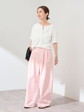「FRAMeWORK（フレームワーク）のSLOUCHY LIGHT CHINO パンツ（チノパンツ、ピンク系）」を使った、tomoさん（レディース・165cm）の夏コーディネート