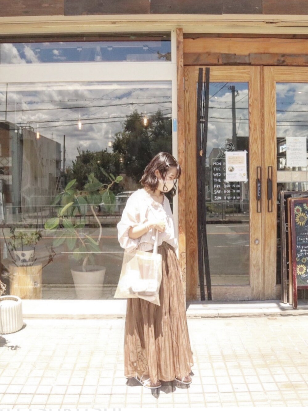「低身長コーデ、プチプラ、きれいめカジュアル、ブラウス、ブラウン、夏コーデ、低身長、ロングスカート、秋色、サンダル、ブラウンスカート」｜「Omekashiのマジョリカプリーツスカート（スカート、ブラウン系）」を使った、maru🌼ochibiさん（レディース・150cm）の夏コーディネートの1枚目の写真