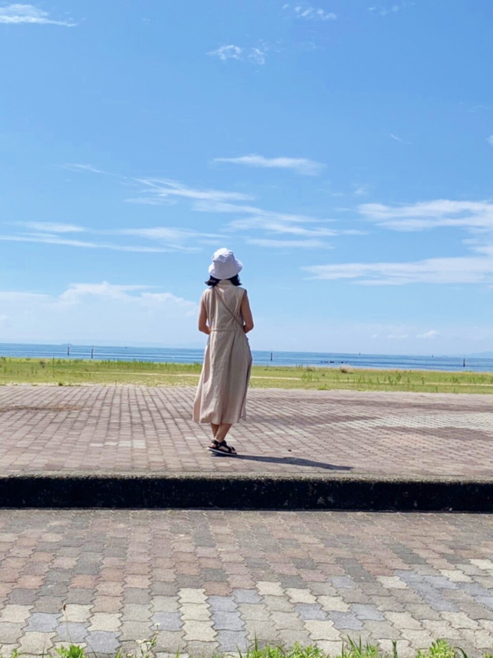 「ラクチンコーデ、カジュアルコーデ、ワンピーススタイル、ベージュ、バケットハット、夏コーデ、低身長コーデ」｜「GRLの胸ポケットノースリーブシャツワンピース（ワンピース、ベージュ系）」を使った、maru🌼ochibiさん（レディース・150cm）の夏コーディネートの1枚目の写真