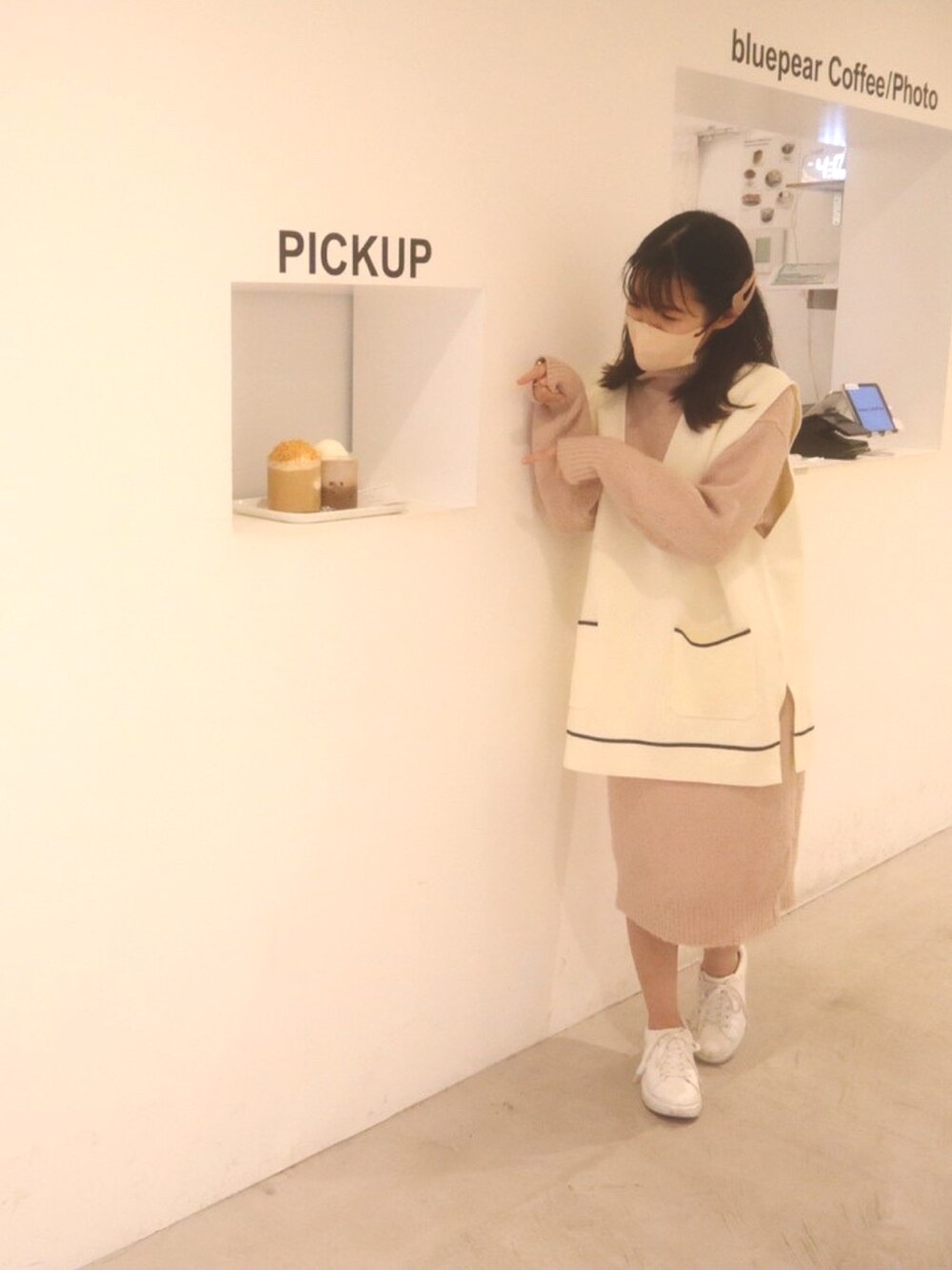 「カジュアル、休日スタイル、低身長コーデ、ワンピースコーデ、春カラー、ゆったりコーデ、ピンク、おしゃれさんと繋がりたい、ニットワンピース」｜「DISCOATのスポンディッシュバイカラーベスト（ベスト、ホワイト系）」を使った、maru🌼ochibiさん（レディース・150cm）の春コーディネートの1枚目の写真