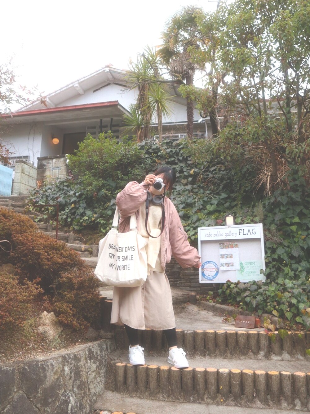 「休日スタイル、ゆるコーデ、春色、おしゃれさんと繋がりたい、スニーカーコーデ、低身長、ニット、シャツワンピ」｜「GRLのロゴキャンバストートバッグ（トートバッグ、ホワイト系）」を使った、maru🌼ochibiさん（レディース・150cm）の冬コーディネートの1枚目の写真