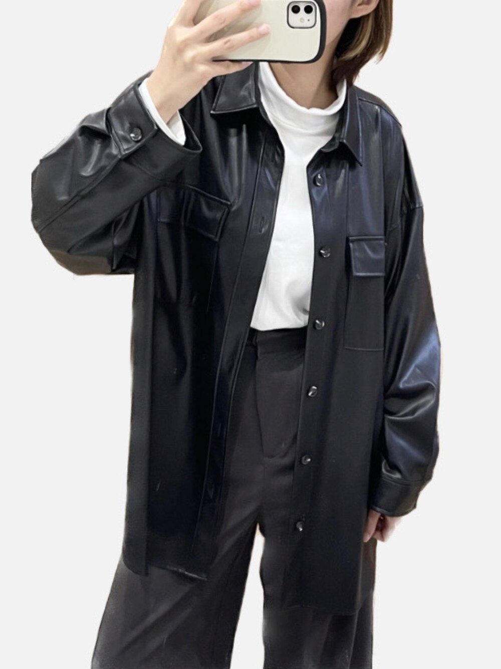 「春コーデ、シンプル、モノトーン、タートルネック、レザージャケット、ブラック×ホワイト、雨の日コーデ」｜「UNIQLOのアイテム（その他トップス、ホワイト系）」を使った、2さん（レディース・166cm）の春コーディネートの1枚目の写真