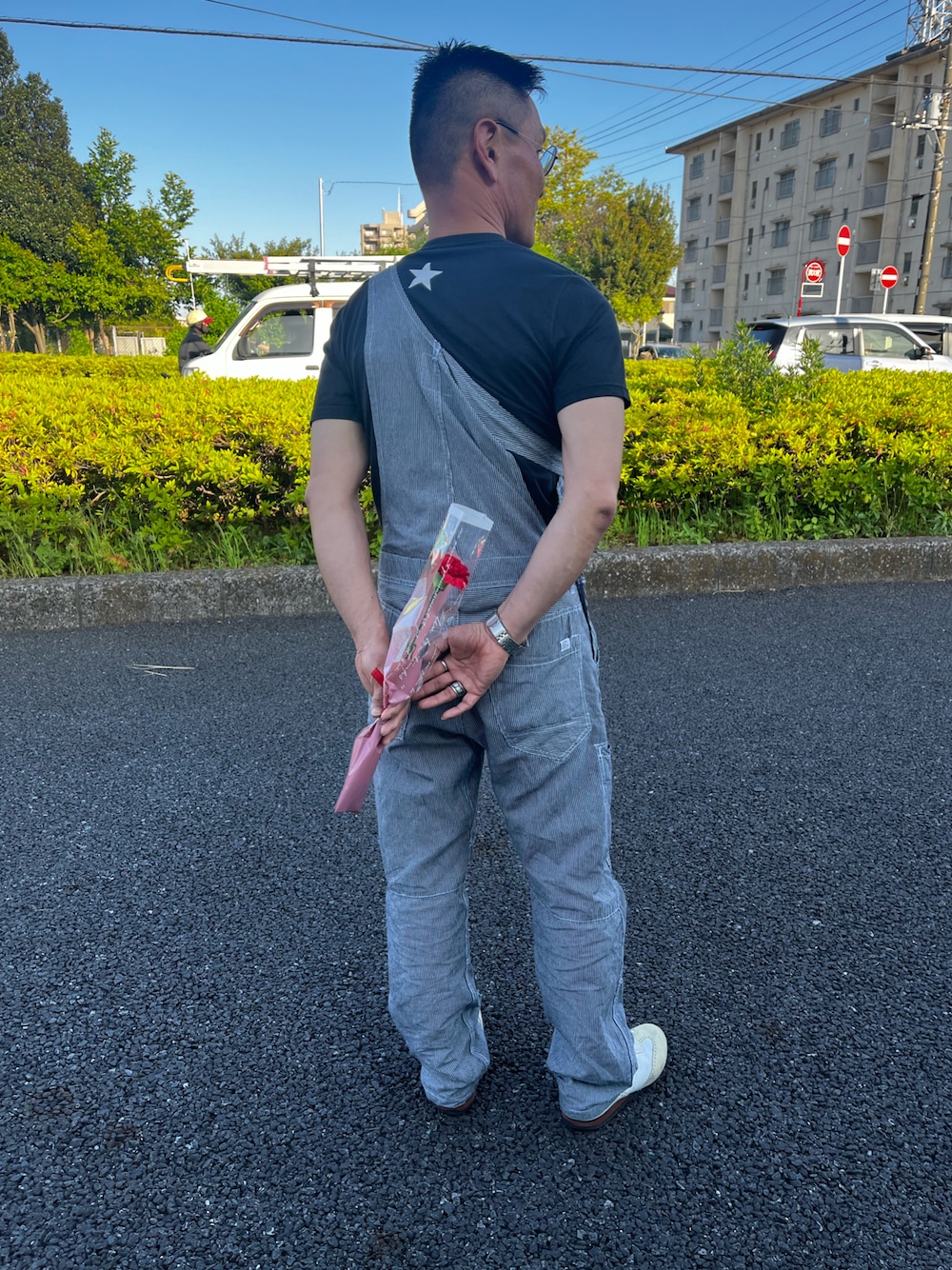 「母の日プレゼント」｜「ワークブランドのアイテム（サロペット/オーバーオール、グレー系）」を使った、トミーさん（メンズ・162cm）の春コーディネートの1枚目の写真