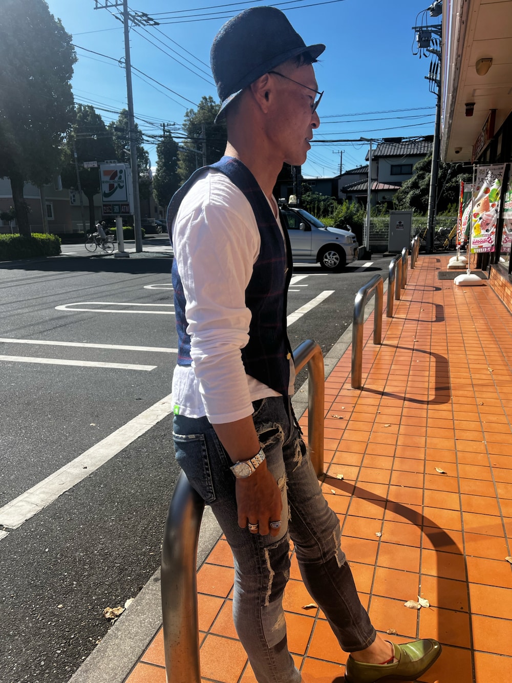 「秋のコーデ、オトナカジュアル」｜「AKMのアイテム（デニムパンツ、ブルー系）」を使った、トミーさん（メンズ・162cm）の秋コーディネートの1枚目の写真