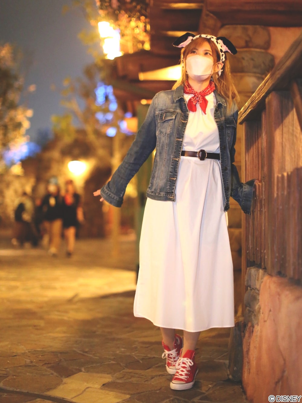 「101匹わんちゃん、ディズニー、ディズニーコーデ、ディズニーランド、ワンピース×スニーカー、ジージャン、バンダナ、白ワンピース、ワンピース、春、秋コーデ、春コーデ、デニムジャケット、101匹わんちゃんコーデ、バウンドコーデ」｜「RAY CASSINのリングループレザーベルト（ベルト、ブラウン系）」を使った、ぱっちさん（レディース・165cm）の春コーディネートの1枚目の写真