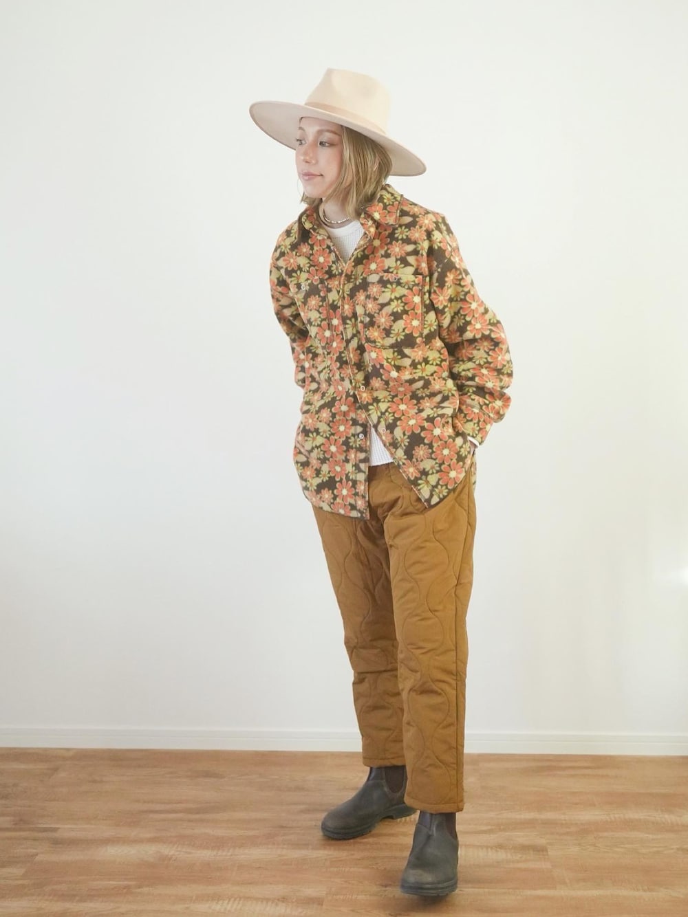 「秋冬コーデ、ワントーンコーデ、花柄、フリース、柄シャツ、シャツスタイル、キルティング、テーパードパンツ、アウトドアスタイル、冬を彩る色いろコーデ、パンツスタイル、淡色コーデ、30代コーデ、オトナ女子、大人コーデ」｜「Lack of Colorのアイテム（ハット、ホワイト系）」を使った、階上実穂さん（骨格ナチュラル・レディース・158cm）の冬コーディネートの1枚目の写真