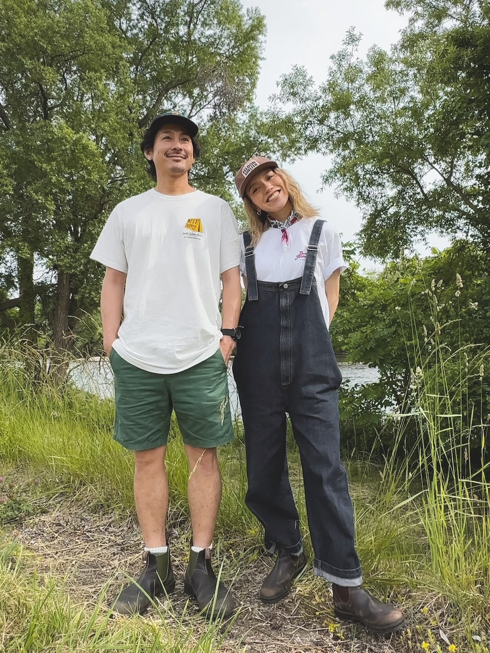 「大人カジュアル、秋コーデ、ブーツ、blundstone、デニム、オーバーオール、サロペット、オトナ女子、アウトドアスタイル、キャップ、Tシャツ、白Tシャツ、秋服準備はじめました、カジュアルコーデ、おでかけコーデ」｜「WEST SUPPLYのアイテム（キャップ、ブラック系）」を使った、階上実穂さん（骨格ナチュラル・レディース・158cm）の夏コーディネートの1枚目の写真