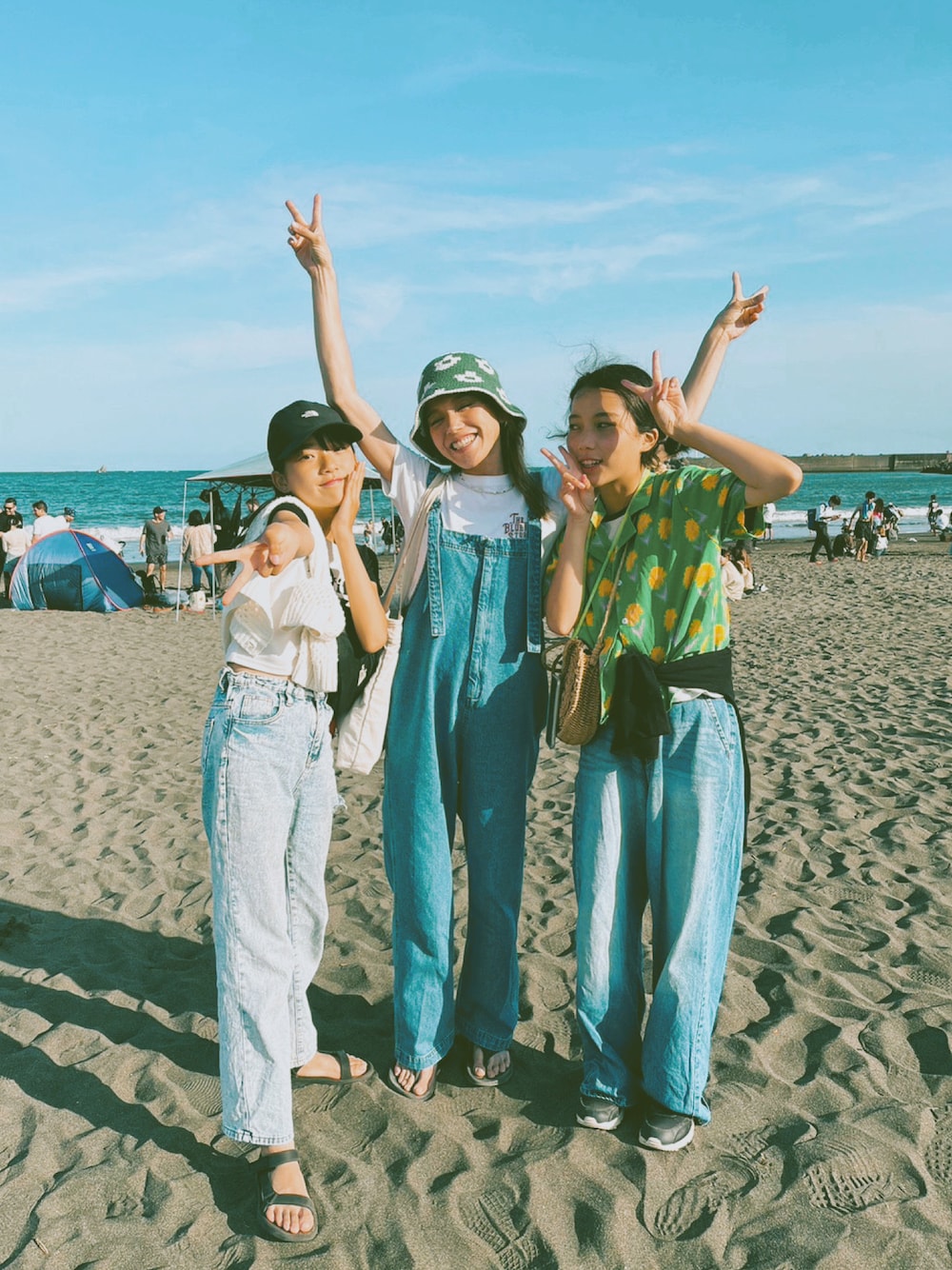 「大人カジュアル、夏コーデ、休日スタイル、花柄、バケットハット、白Tシャツ、デニム、オーバーオール、ラフ、サンダル、oofos、シンプルコーデ、ラクチンコーデ、カジュアル、おでかけコーデ」｜「SHEINのアイテム（ハット、グリーン系）」を使った、階上実穂さん（骨格ナチュラル・レディース・158cm）の夏コーディネートの1枚目の写真