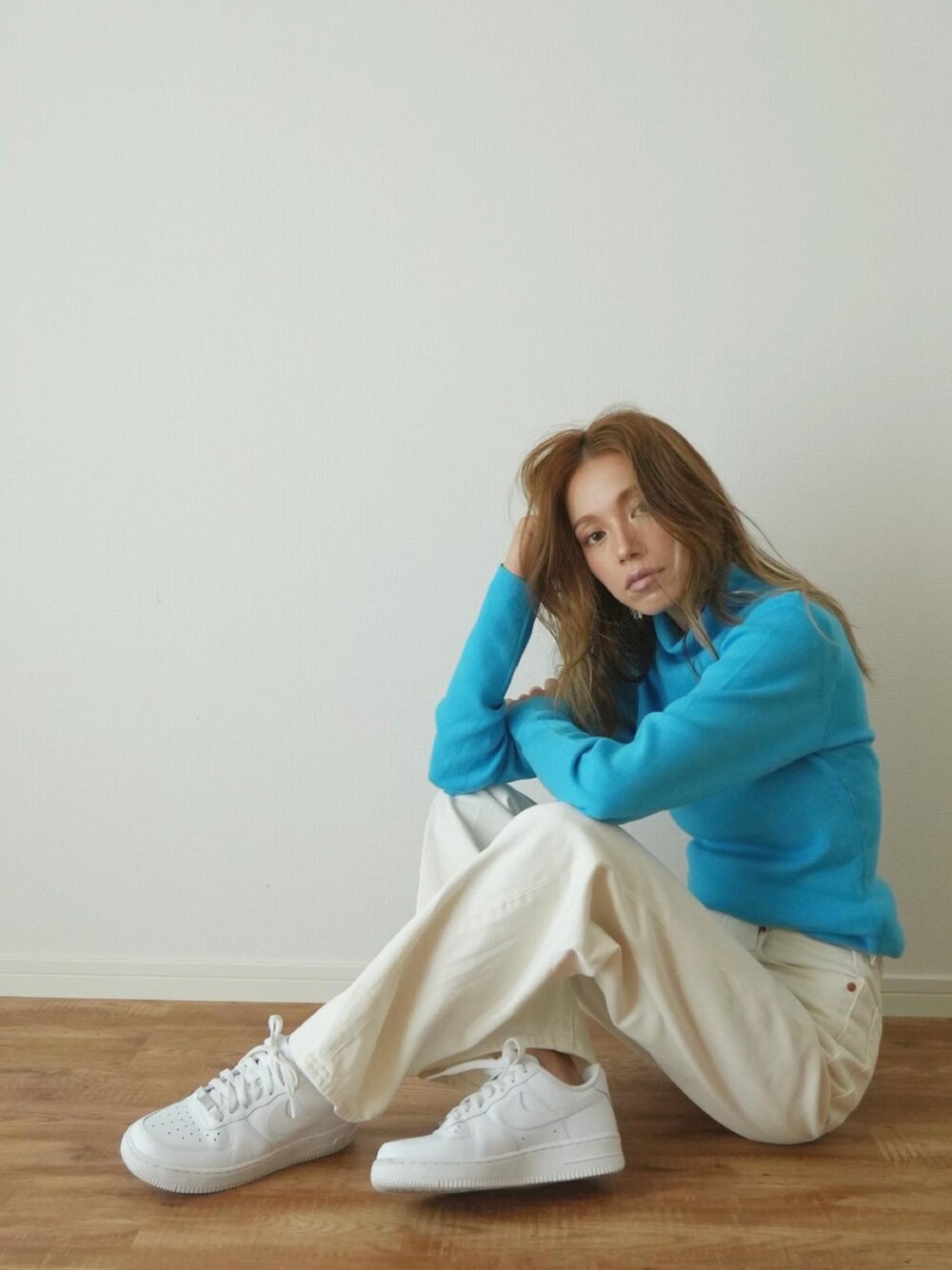 「秋先取りコーデ、オトナ女子、ニット、ハイネック、カラーニット、カラーコーデ、シンプルコーデ、パンツスタイル、Levi's、ラフ、秋冬コーデ、大人コーデ、きれいめカジュアル、NIKE、スニーカーコーデ」｜「Sun Vivianのアイテム（ニット/セーター、ブルー系）」を使った、階上実穂さん（レディース・158cm）の秋コーディネートの1枚目の写真
