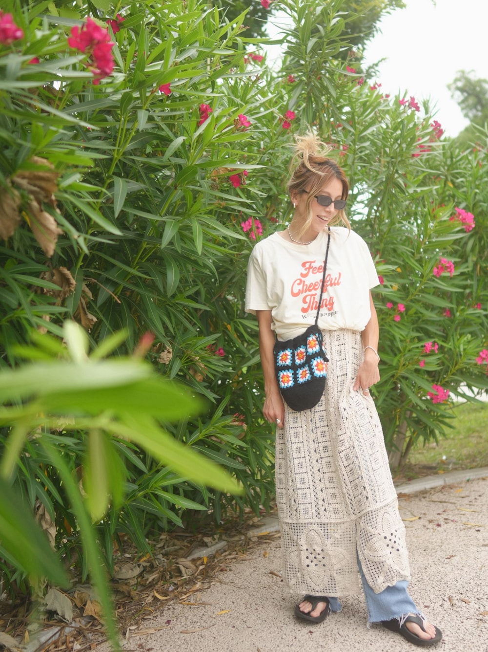 「夏コーデ、レイヤードスタイル、Tシャツ、ワンピース、デニム、カジュアルコーデ、さらっと晴れやかスナップ、サマースタイル、30代コーデ、サンダル、大人可愛い、重ね着、おでかけコーデ、オトナ女子、夏」｜「FREAK'S STOREのヴィンテージFTCロゴTEE（Tシャツ/カットソー、ホワイト系）」を使った、階上実穂さん（骨格ナチュラル・レディース・158cm）の夏コーディネートの1枚目の写真