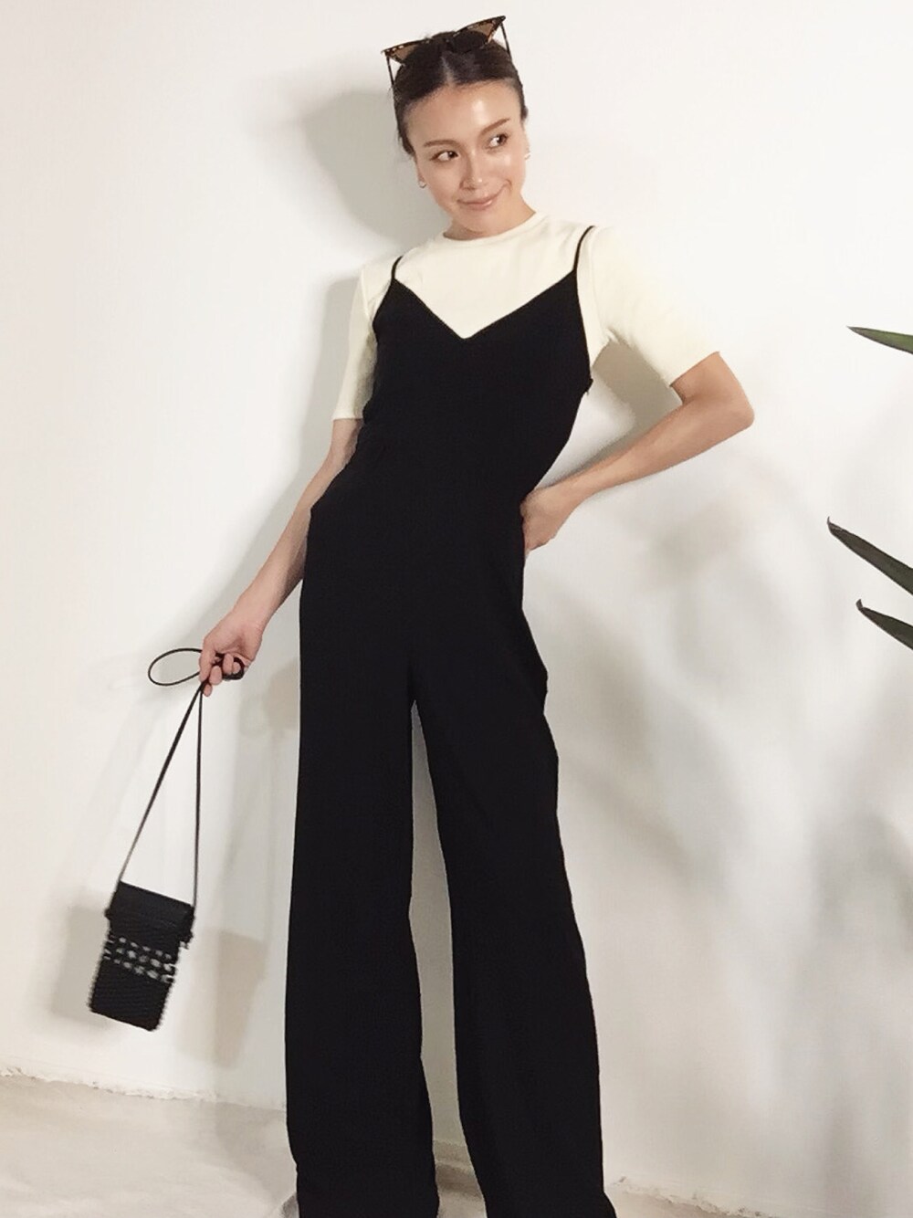 「プチプラ、モノトーン、プチプラコーデ、H&M、COOLなこのコが仲間入り、キレイめ、オールインワン、シンプルコーデ、大人コーデ、ラフ」｜「SIC SICのアイテム（Tシャツ/カットソー、ホワイト系）」を使った、階上実穂さん（レディース・158cm）の夏コーディネートの1枚目の写真
