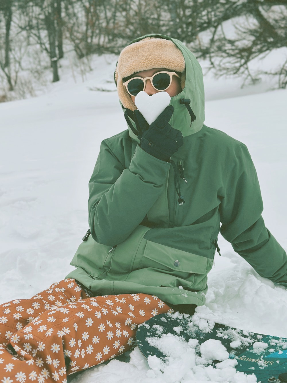 「冬コーデ、雪、雪山、アウトドア、アウトドアスタイル、スノーボード、スノボ、あったかコーデ、カラーコーデ、冬、派手、花柄、オーバーオール、冬アウター、ほめられ本命コーデ」｜「AIRBLASTERのアイテム（ジャケット/アウター、グリーン系）」を使った、階上実穂さん（骨格ナチュラル・レディース・158cm）の冬コーディネートの1枚目の写真
