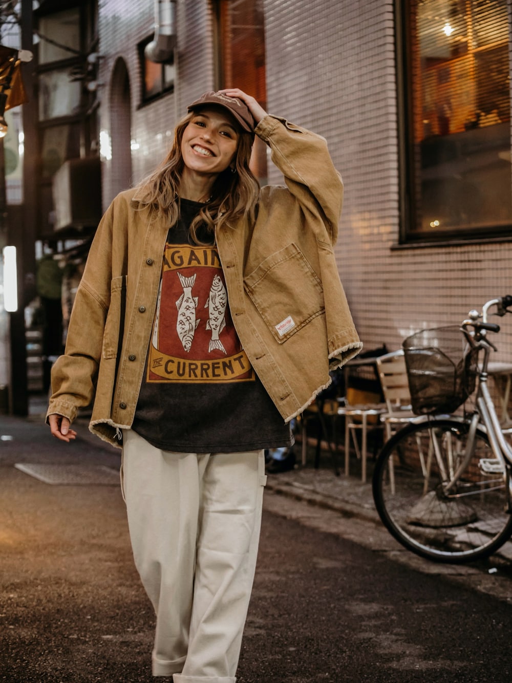 「春コーデ、大人カジュアル、ジャケット、メンズライク、ゆるコーデ、Tシャツ、プリントT、オーバーサイズ、30代コーデ、お出かけコーデ、カジュアルスタイル、ミッシュマッシュ、ホワイト、ヴィンテージ、パンツコーデ」｜「Sun Vivianのアイテム（デニムジャケット、イエロー系）」を使った、階上実穂さん（骨格ナチュラル・レディース・158cm）の春コーディネートの1枚目の写真