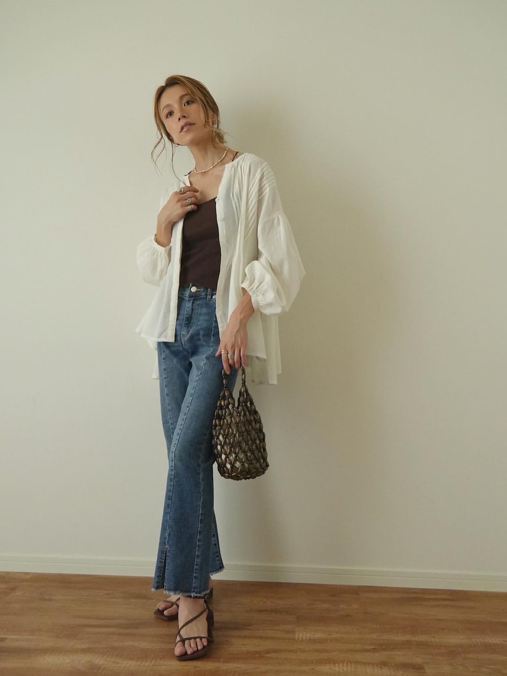 「大人カジュアル、オトナ女子、ブラウス、デニムパンツ、フレアパンツ、きれいめカジュアル、サンダルコーデ、ビーズバッグ、ミニバッグ、お出かけコーデ、パンツスタイル、カジュアルコーデ、大人コーデ、シャツスタイル、雨の日コーデ」｜「Sun Vivianのアイテム（シャツ/ブラウス、ホワイト系）」を使った、階上実穂さん（レディース・158cm）の夏コーディネートの1枚目の写真