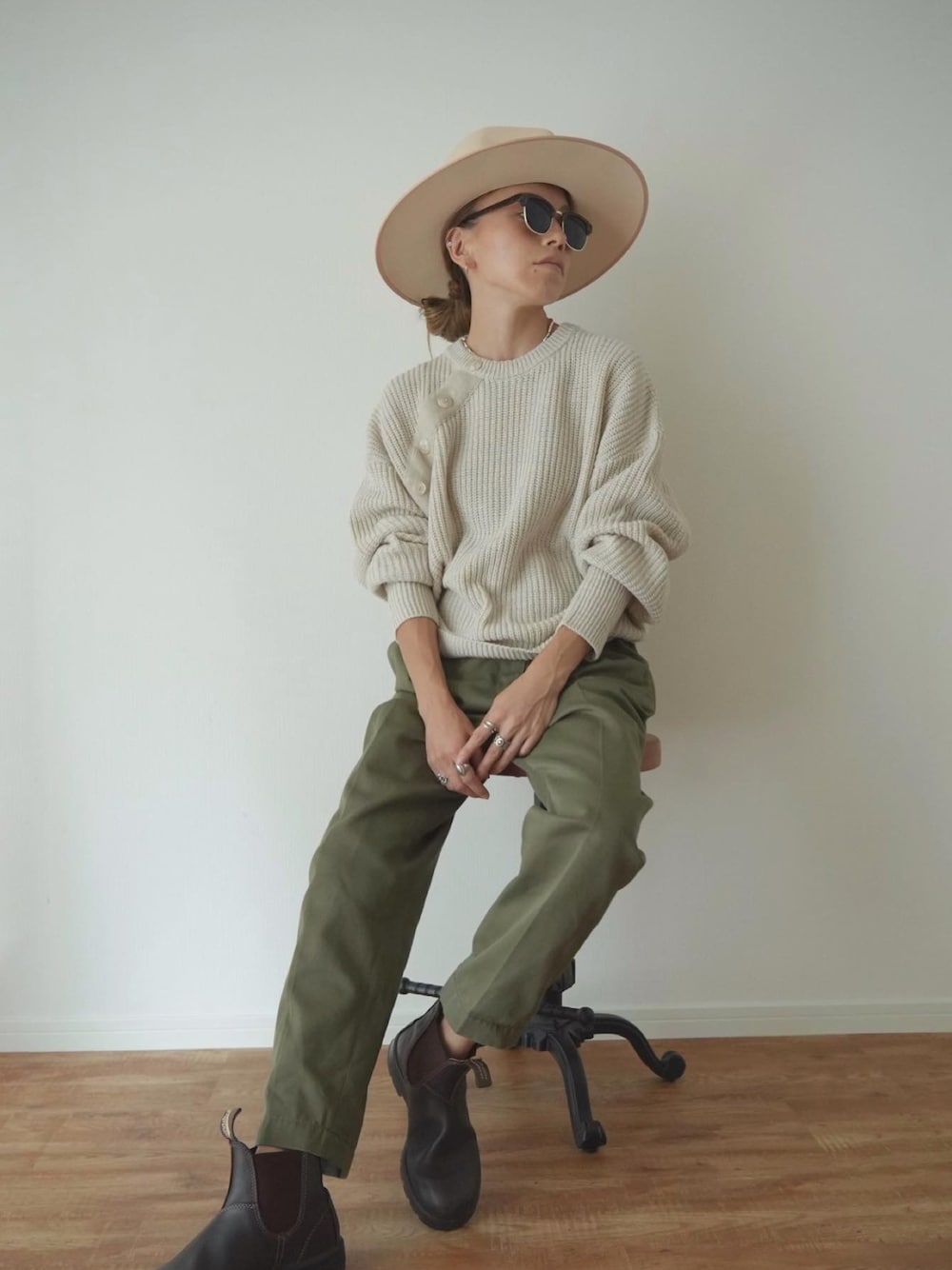 「秋服コーデ、ニット、パンツスタイル、ワークパンツ、Dickies、チノパン、オトナ女子、アースカラー、ナチュラル、秋ルック紹介するよ、古着MIX、メンズライク、ブーツ、秋、大人コーデ」｜「Sun Vivianのアイテム（ニット/セーター、ベージュ系）」を使った、階上実穂さん（骨格ナチュラル・レディース・158cm）の秋コーディネートの1枚目の写真