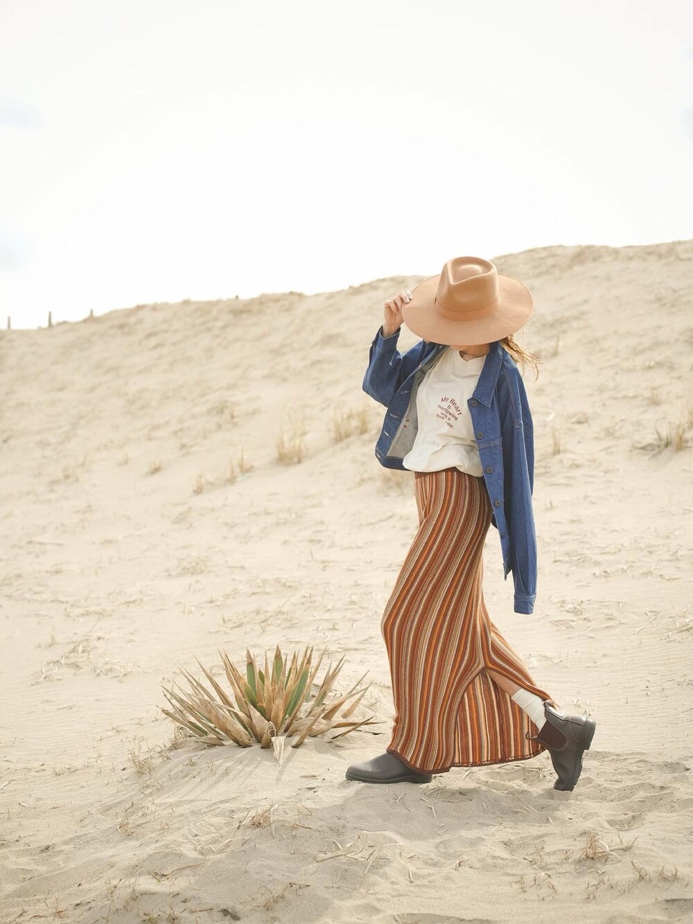 「春コーデ、デニムジャケット、Gジャン、Levi's、スカート、古着MIX、オトナ女子、ボヘミアン、お出かけコーデ、春、オトナカジュアル、休日スタイル、blundstone、リンクコーデ、おそろいコーデ」｜「Lack of Colorの【W】【it】【JB2】【Lack of Color】 ﾊｯﾄ（ハット、ブラウン系）」を使った、階上実穂さん（骨格ナチュラル・レディース・158cm）の春コーディネートの1枚目の写真