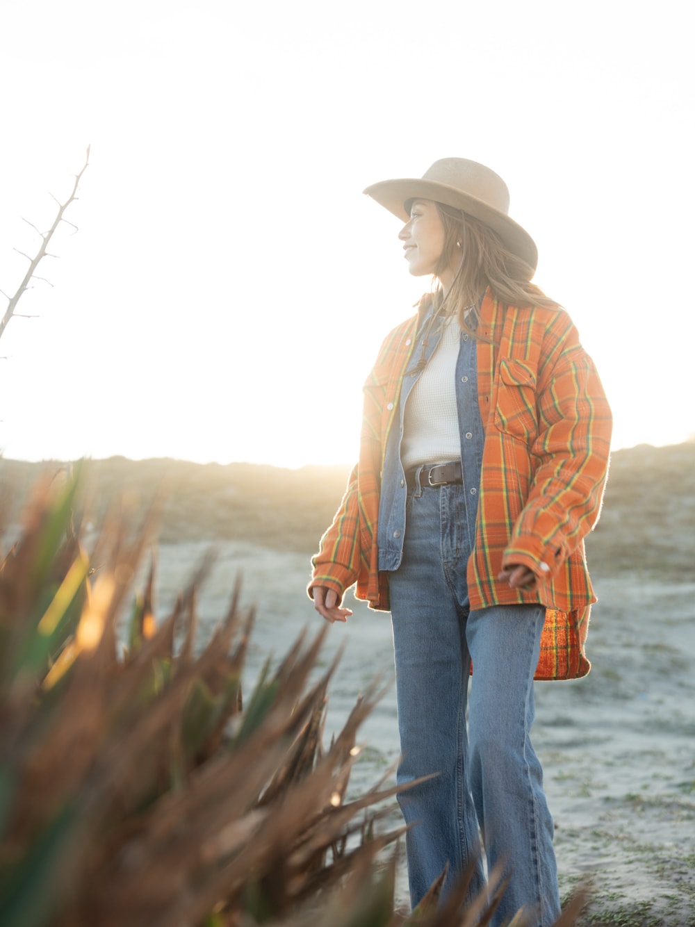 「大人カジュアル、チェックシャツ、レイヤードスタイル、Levi's、デニムジャケット、ジャケット、フレアパンツ、デニムオンデニム、カジュアルコーデ、春めき満開コーデ、30代コーデ、春コーデ、古着MIX、デニムコーデ、オトナ女子」｜「HENSCHEL HATのアイテム（ハット、ベージュ系）」を使った、階上実穂さん（骨格ナチュラル・レディース・158cm）の春コーディネートの1枚目の写真