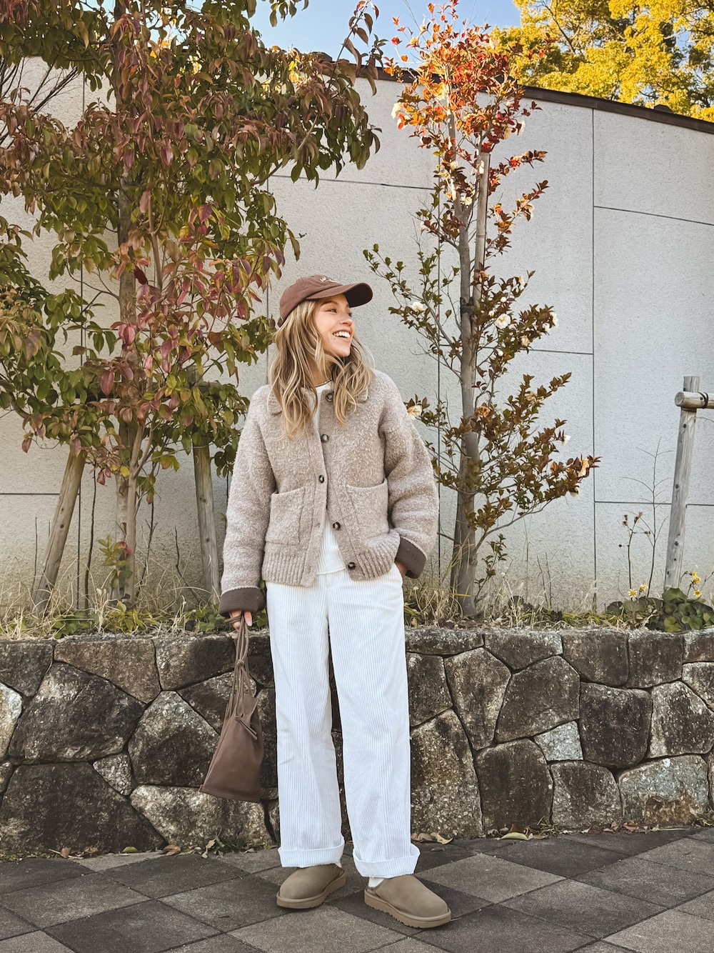 「冬コーデ、大人かわいい、ゆるコーデ、カーディガン、キャップ、コーデュロイパンツ、パンツスタイル、スリッポン、ムートンブーツ、UGG、30代コーデ、アースカラー、ワントーンコーデ、おでかけコーデ、オトナカジュアル」｜「FREAK'S STOREのダブルフェイス ジャケット/ニットジャケット（その他アウター、ブラウン系）」を使った、階上実穂さん（骨格ナチュラル・レディース・158cm）の冬コーディネートの1枚目の写真
