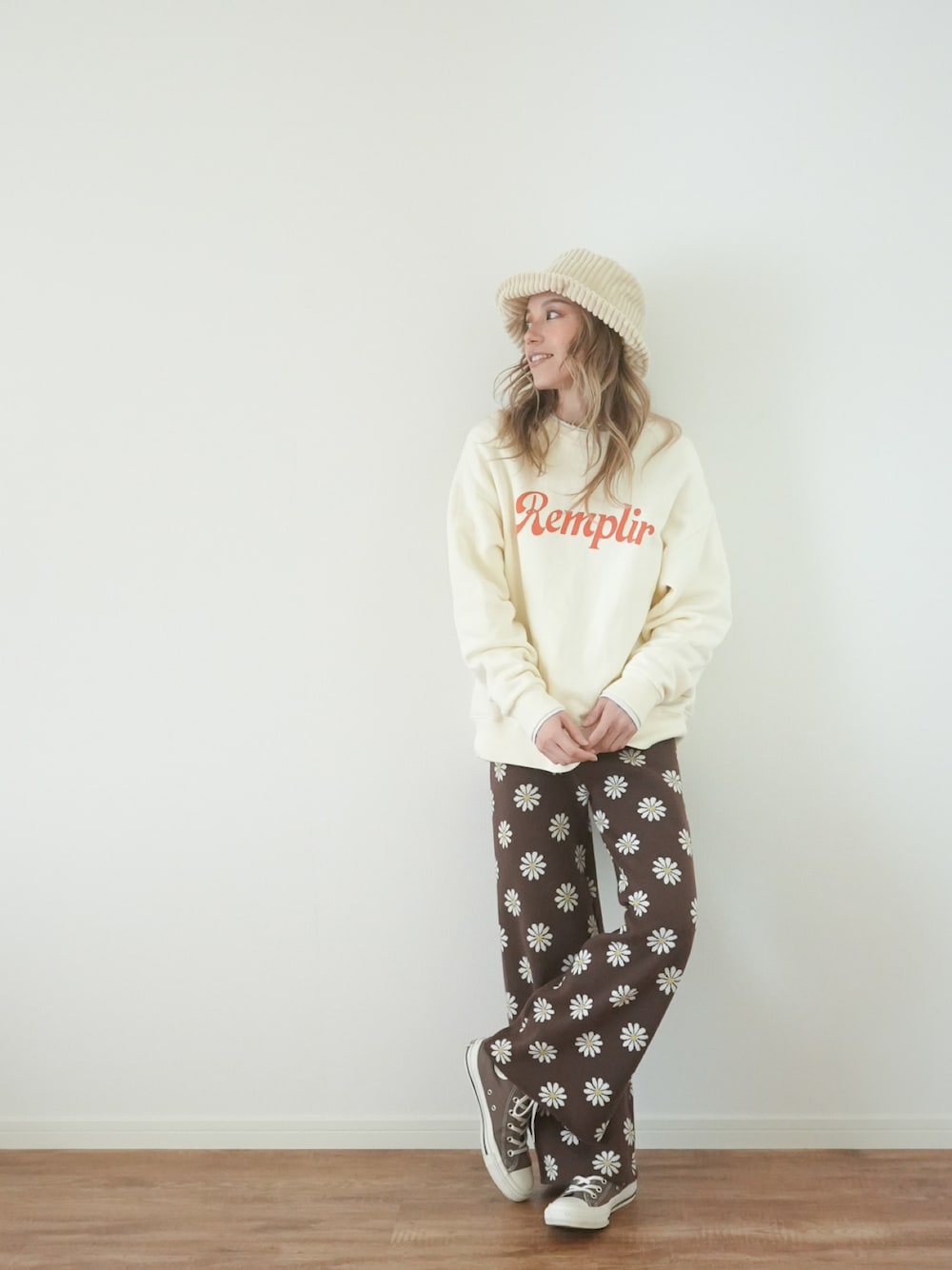 「春コーデ、バケットハット、スウェット、トレーナー、花柄、フレアパンツ、ブラウン、ニットパンツ、オトナカワイイ、レトロ、チョコ色に染まれ、ゆるコーデ、ストライプシャツ、リラックススタイル、ラクチンコーデ」｜「UNE MANSIONの[UNE ORIGINAL] ベーシックコーデュロイバケットハット（ハット、ホワイト系）」を使った、階上実穂さん（骨格ナチュラル・レディース・158cm）の冬コーディネートの1枚目の写真