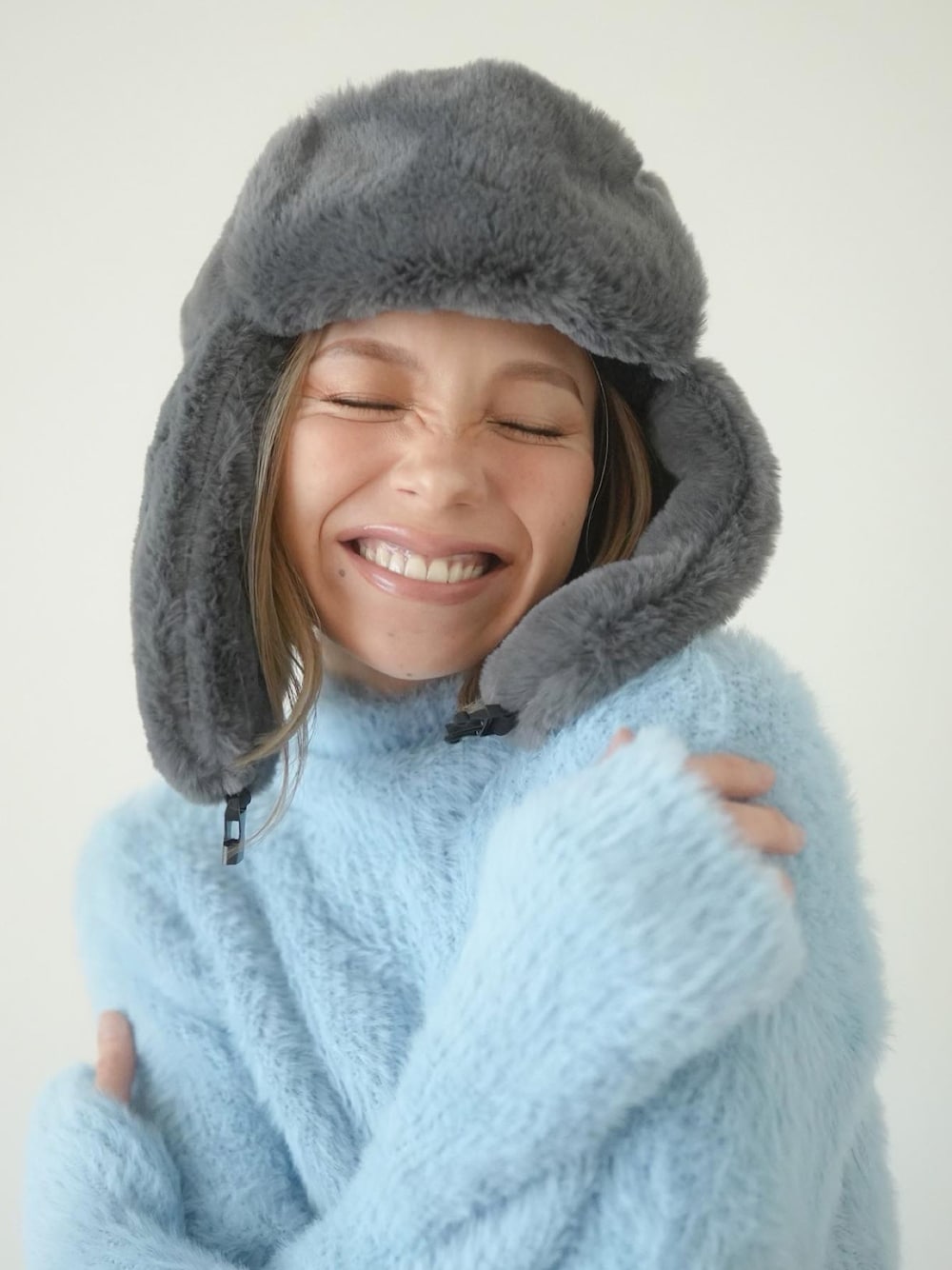 「冬コーデ、もこもこ、帽子、フライトキャップ、パイロットキャップ、防寒、カラーニット、ブルー、シャギーニット、冬のコーデ、カラーコーデ、大人かわいい、30代コーデ、コスメ、冬を彩る色いろコーデ」｜「Sun Vivianのアイテム（キャップ、グレー系）」を使った、階上実穂さん（骨格ナチュラル・レディース・158cm）の冬コーディネートの1枚目の写真