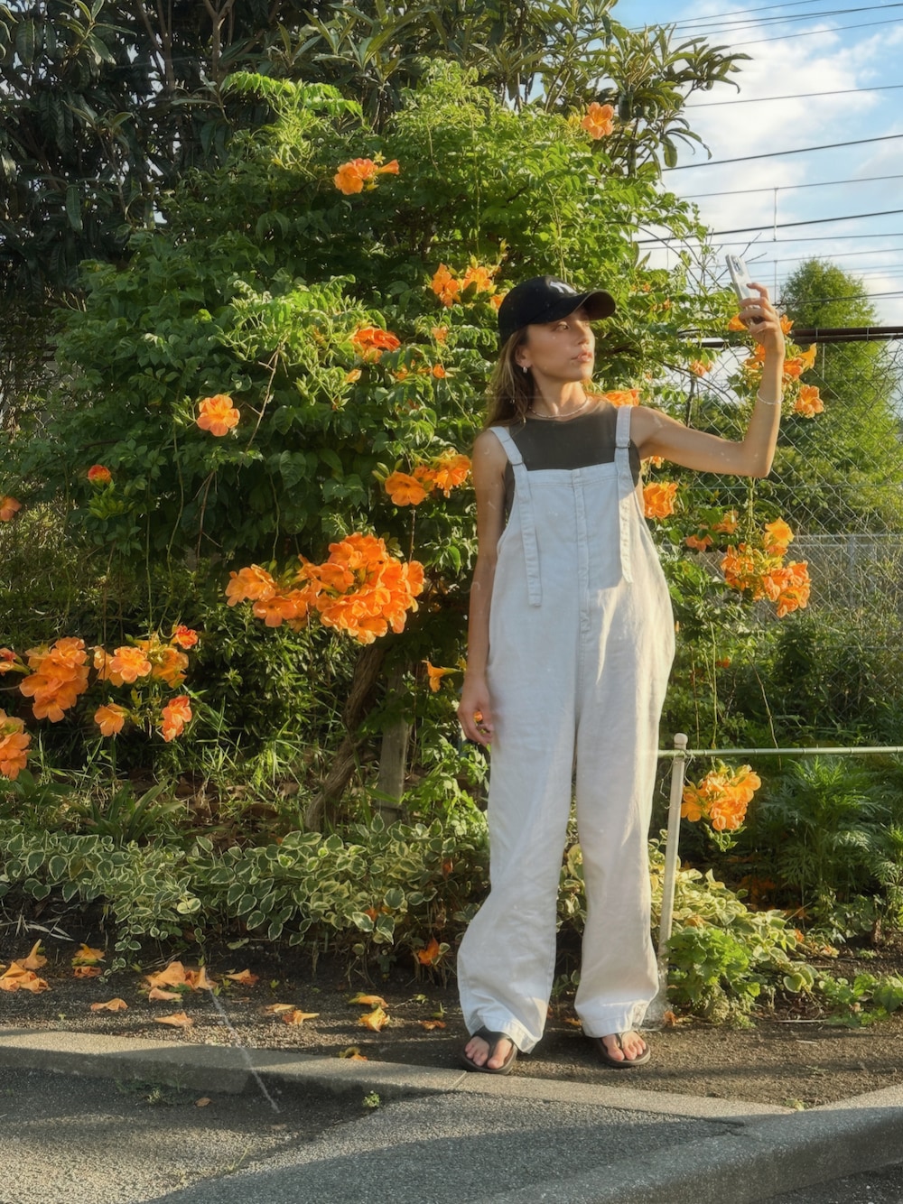 「休日スタイル、夏コーデ、オーバーオール、サロペット、タンクトップ、ootd、今日のコスメと服、アツいコーデ全部見せ、30代コーデ、キャップ、ラクチンコーデ、シンプルコーデ、オトナ女子、大人カジュアル、ラフ」｜「Sun Vivianのアイテム（サロペット/オーバーオール、ホワイト系）」を使った、階上実穂さん（骨格ナチュラル・レディース・158cm）の夏コーディネートの1枚目の写真