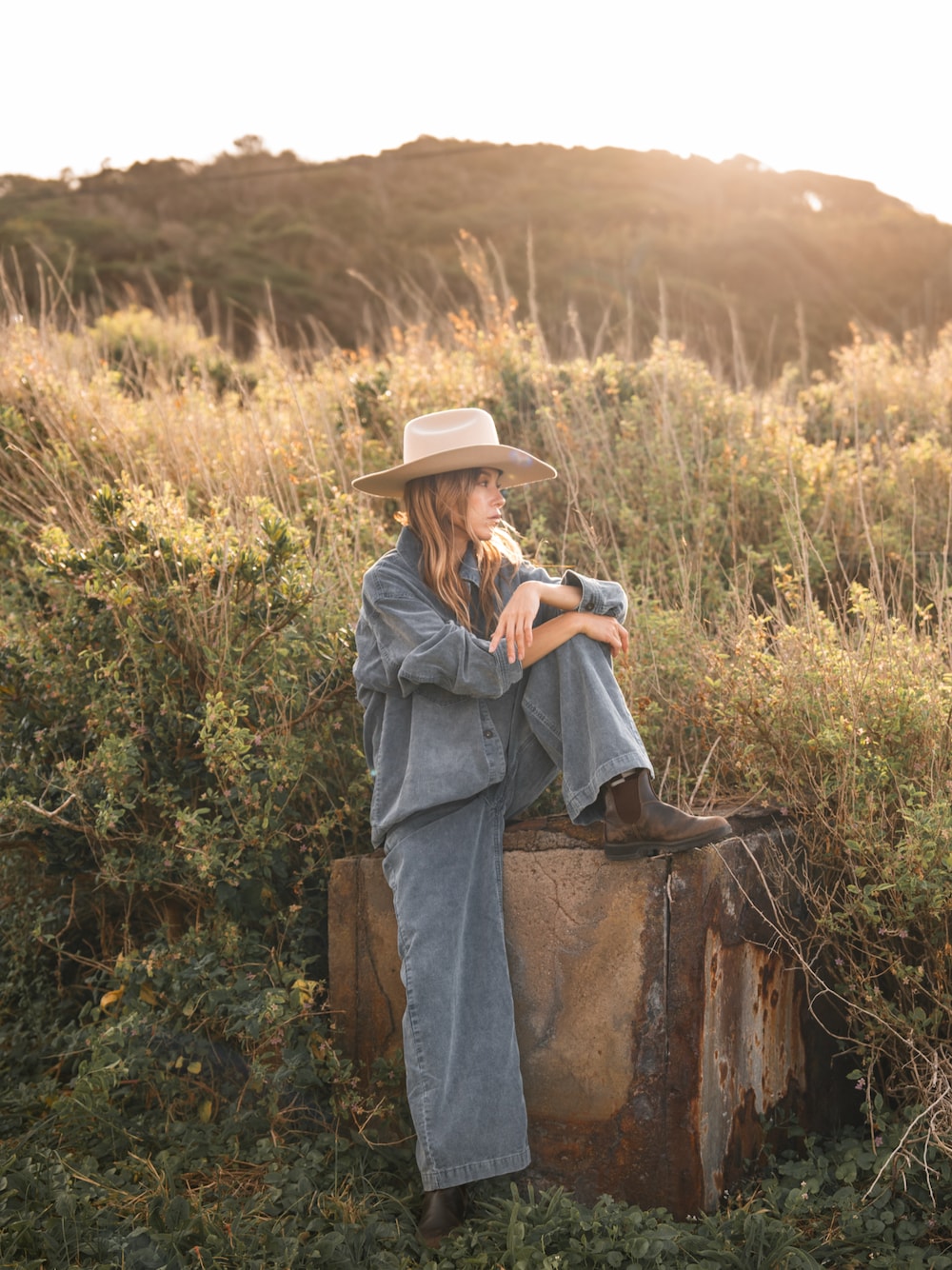 ブルー系のジャケット/アウター、ブルー系のパンツ、ブラウン系のレインシューズを着用したレディースの秋コーディネートの1枚目の写真