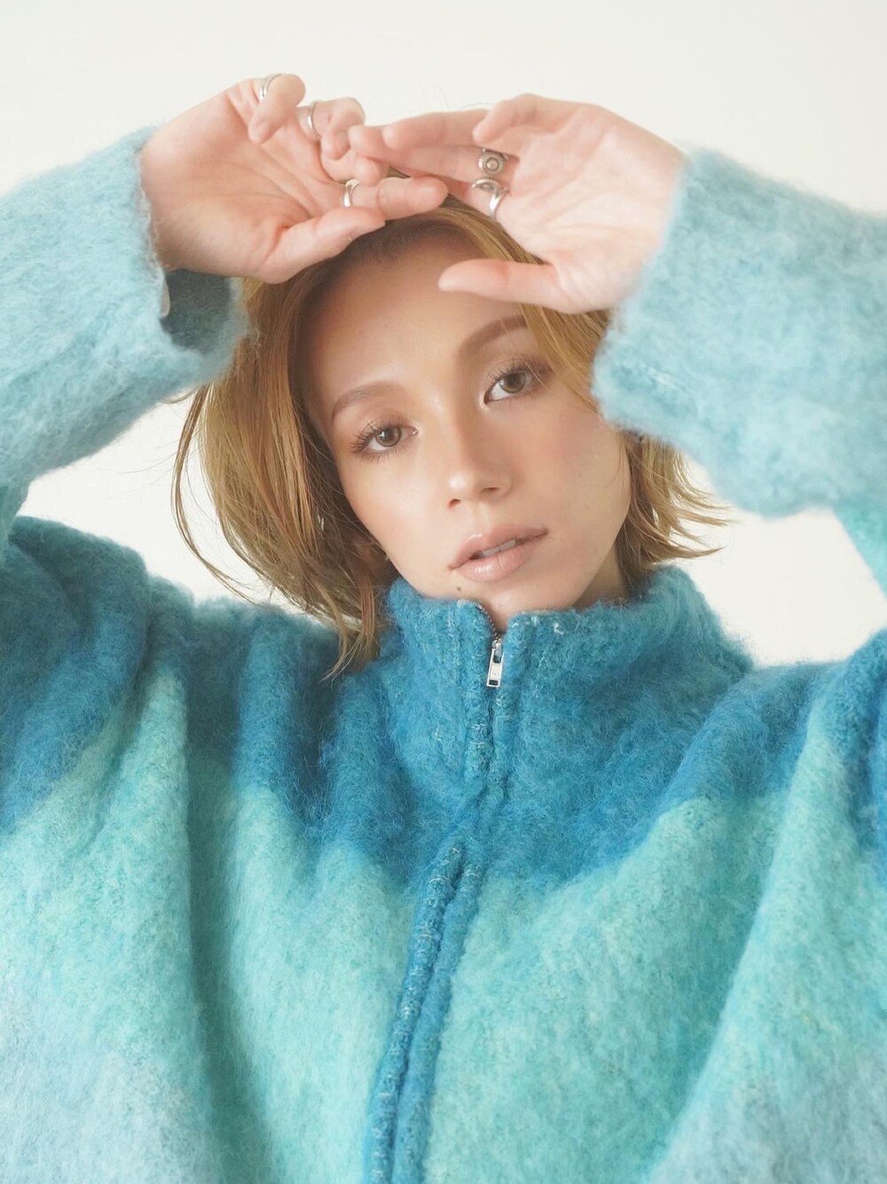 「秋コーデ、ブルー、カラーコーデ、ニットカーディガン、シャギーニット、ブルゾン、シンプルコーデ、秋服、ラクチンコーデ、ファッションを楽しもう、ラフ、大人カジュアル、30代コーデ、大人コーデ、オトナ女子」｜「M・A・Cの【M･A･C /マック】M･A･C ミネラライズ スキンフィニッシュ（フェイスパウダー、ベージュ系）」を使った、階上実穂さん（骨格ナチュラル・レディース・158cm）の秋コーディネートの1枚目の写真