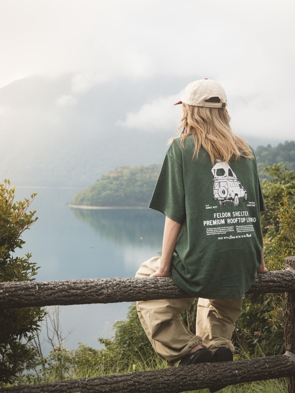 「アウトドアスタイル、キャンプ、オーバーサイズ、ゆるコーデ、Tシャツ、プリントT、アツいコーデ全部見せ、ラクチンコーデ、30代コーデ、ラフ、シンプル、夏コーデ、大人コーデ、お出かけコーデ、アウトドアコーデ」｜「FELDON SHELTERのアイテム（Tシャツ/カットソー、グリーン系）」を使った、階上実穂さん（骨格ナチュラル・レディース・158cm）の夏コーディネートの1枚目の写真