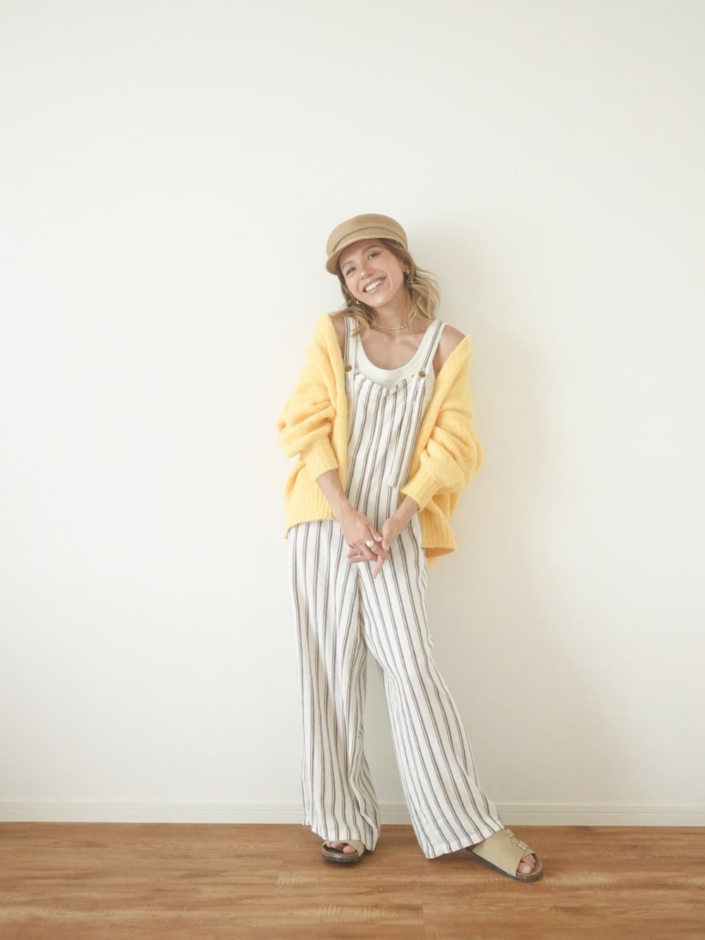「秋コーデ、サロペット、オトナ女子、ラクチンコーデ、カーディガン、ニットカーディガン、カラーコーデ、イエロー、大人コーデ、ラフ、ワントーンコーデ、30代コーデ、ゆるコーデ、パンツスタイル、シンプルコーデ」｜「OVERRIDEのアイテム（キャスケット、ベージュ系）」を使った、階上実穂さん（骨格ナチュラル・レディース・158cm）の秋コーディネートの1枚目の写真